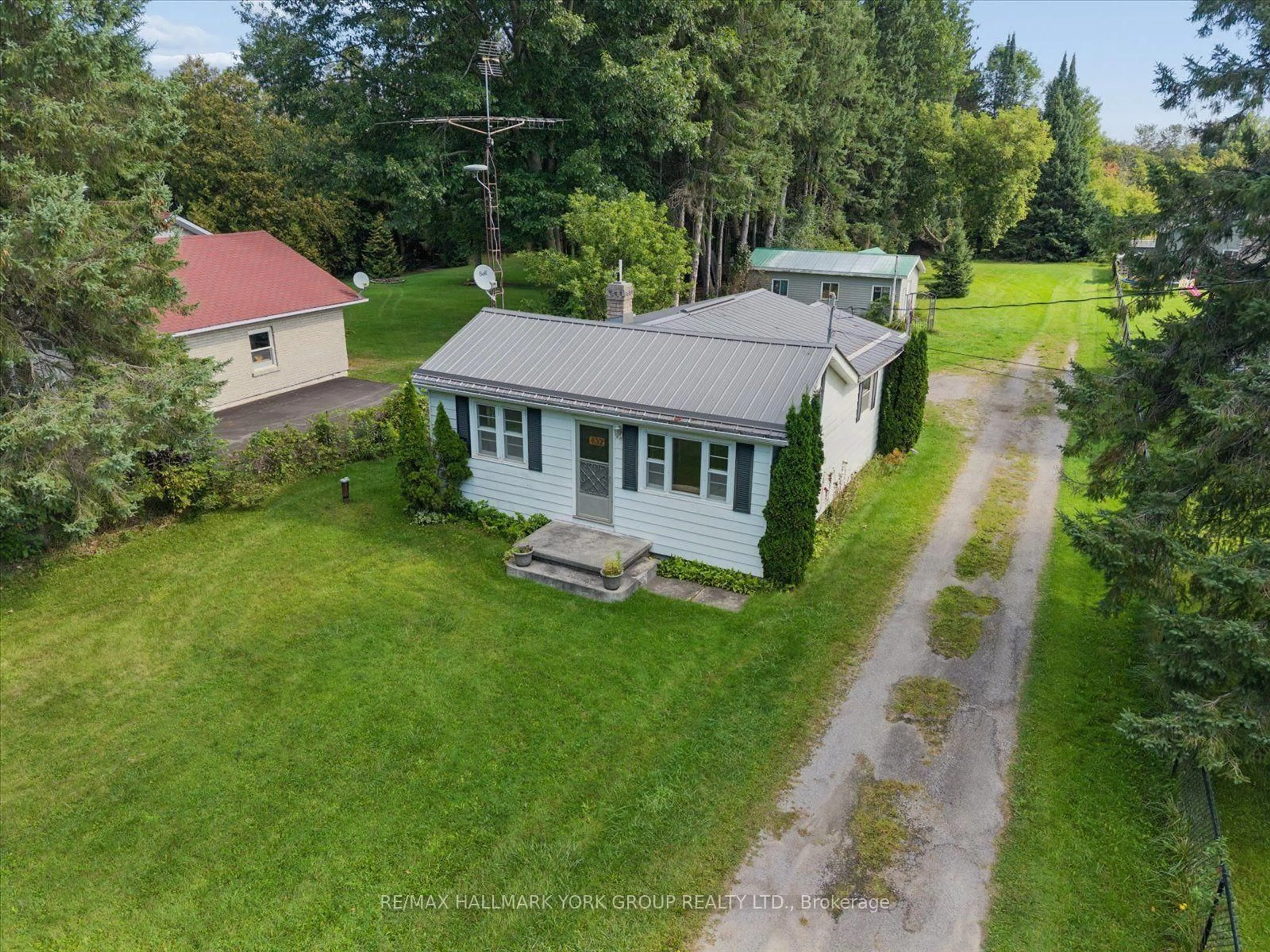 A pic from outside/outdoor area/front of a property/back of a property/a pic from drone, street for 432 Catering Rd, Georgina Ontario L0E 1R0