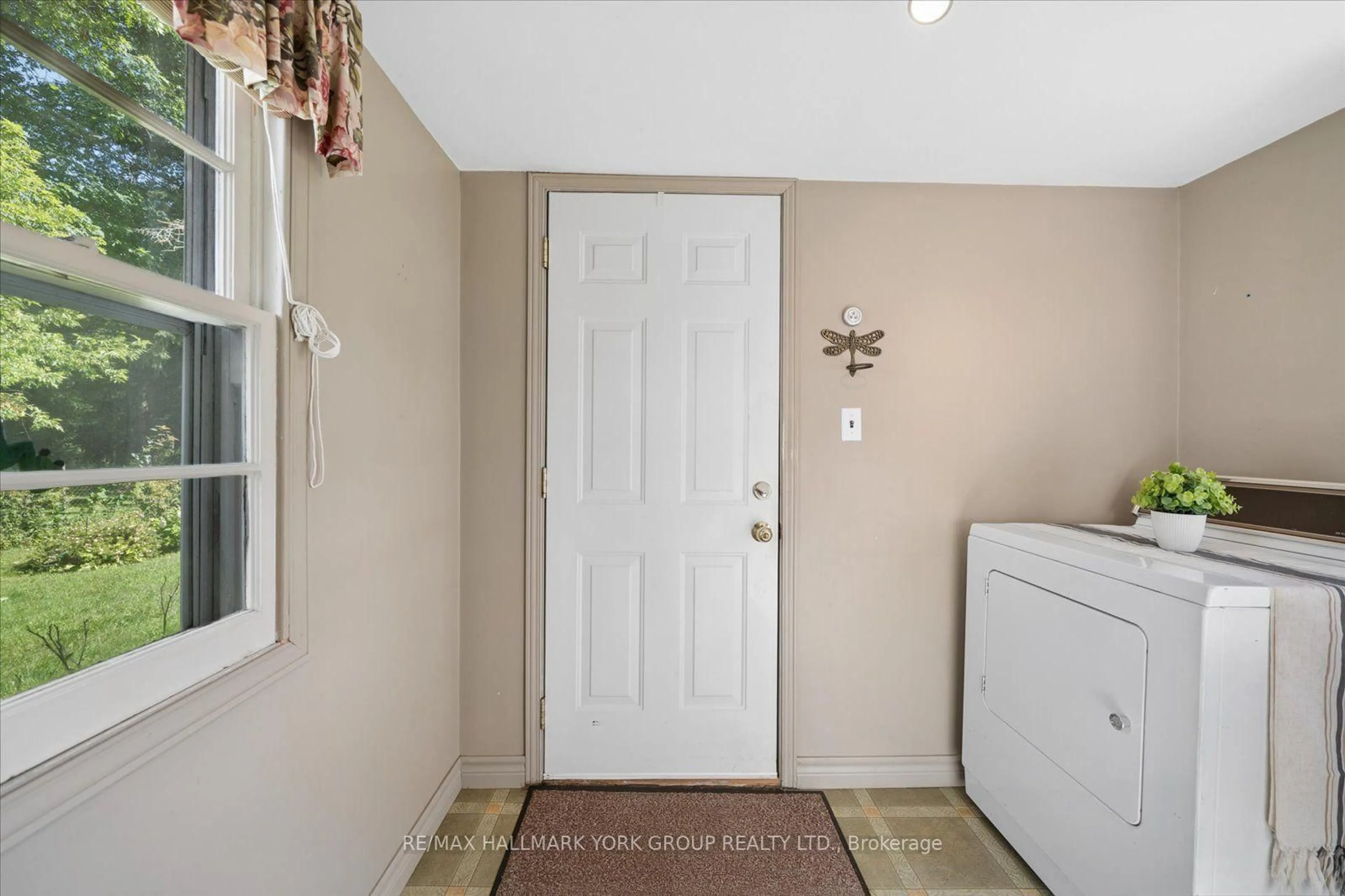 Indoor entryway for 432 Catering Rd, Georgina Ontario L0E 1R0
