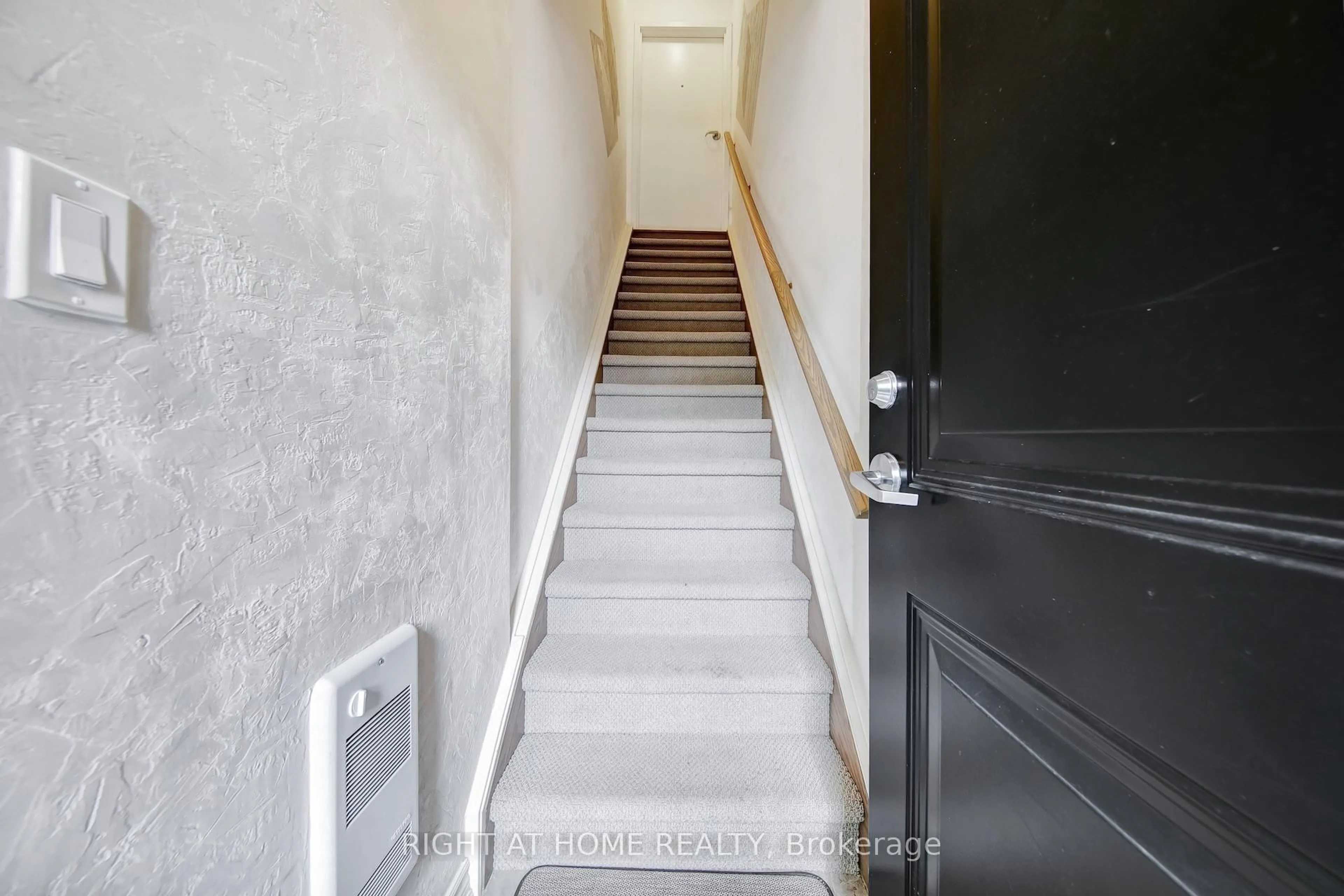 Indoor foyer for 198 Pine Grove Rd #3, Vaughan Ontario L4L 0H8