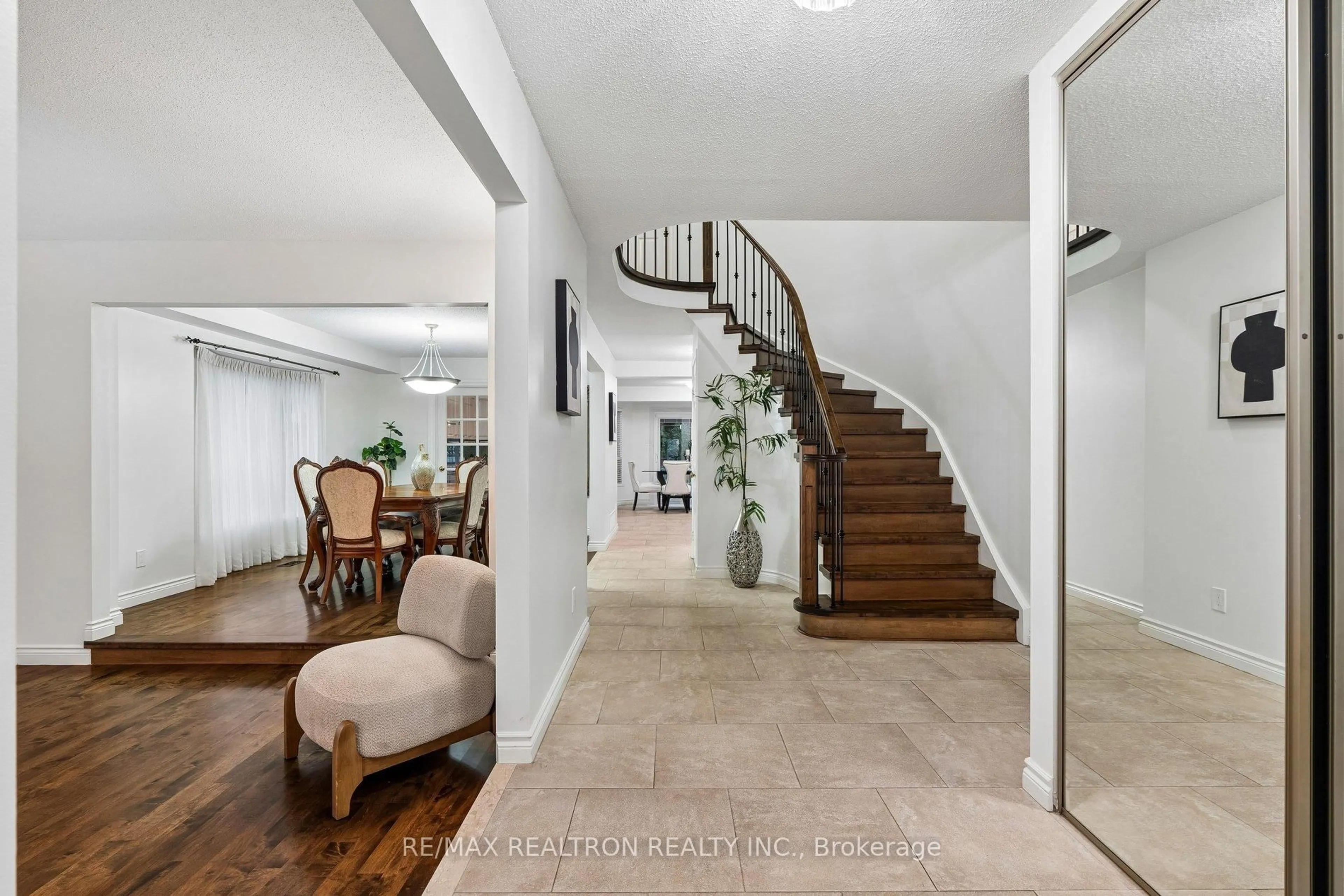 Indoor foyer for 122 Colvin Cres, Vaughan Ontario L4J 2R7