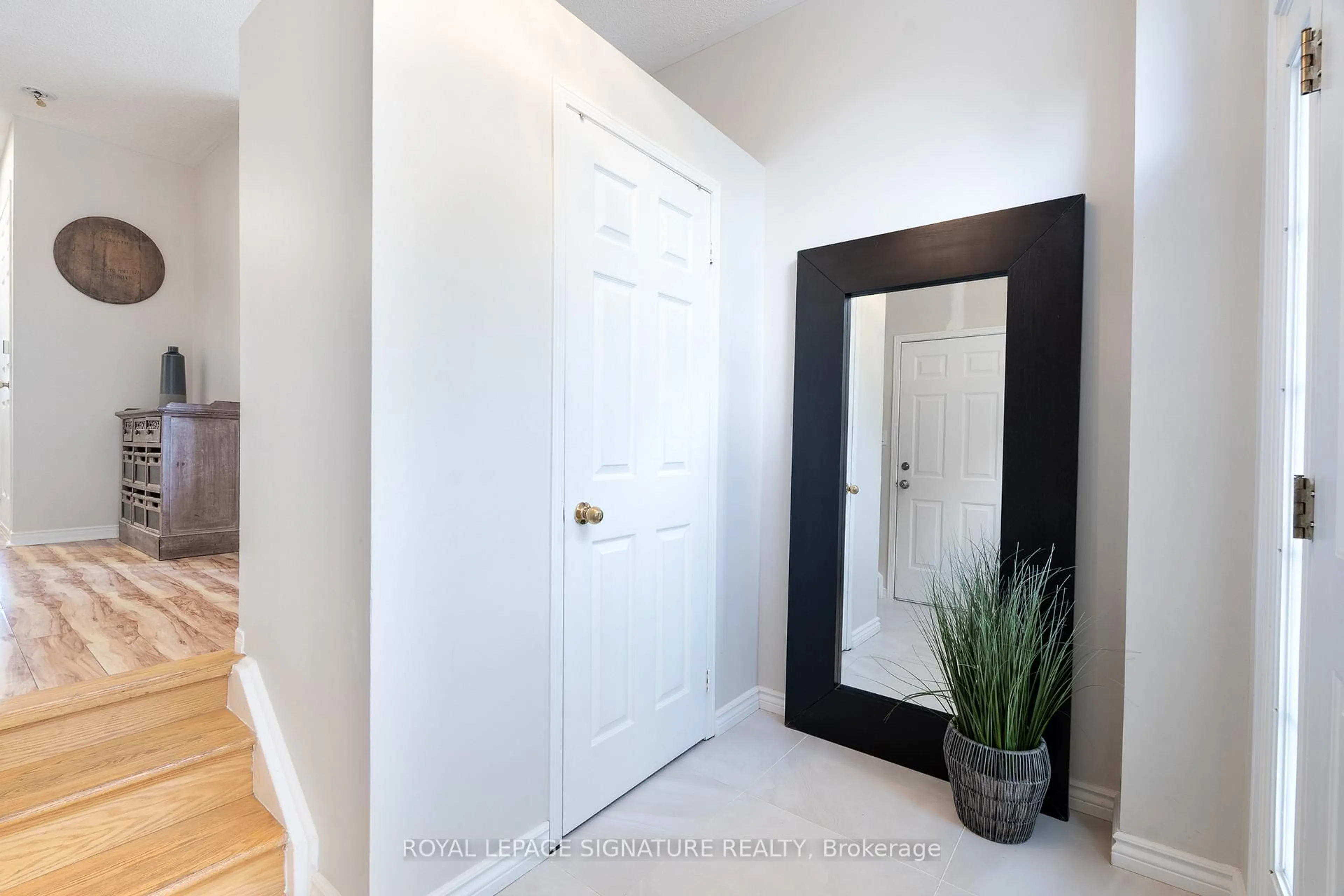 Indoor entryway for 116 Clearmeadow Blvd, Newmarket Ontario L3X 2M5