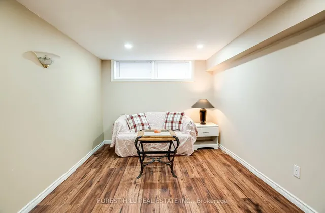 1 Willis Dr, Aurora 4