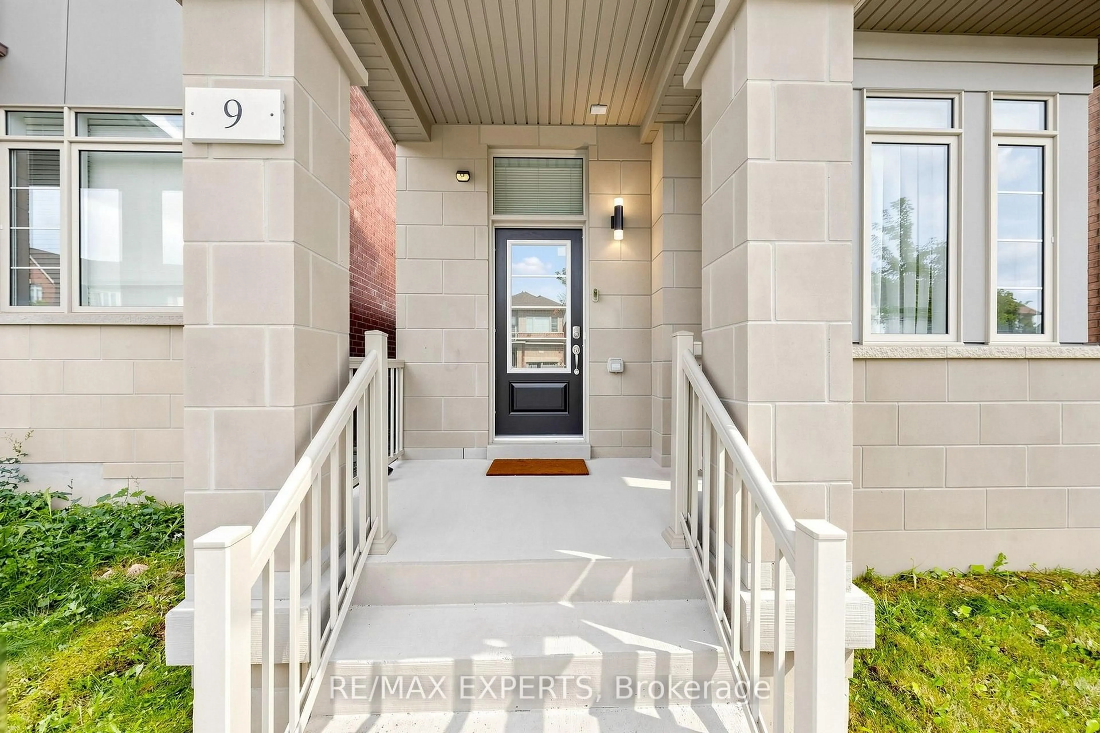 Indoor entryway for 9 Applegate Dr, East Gwillimbury Ontario L9N 0R2
