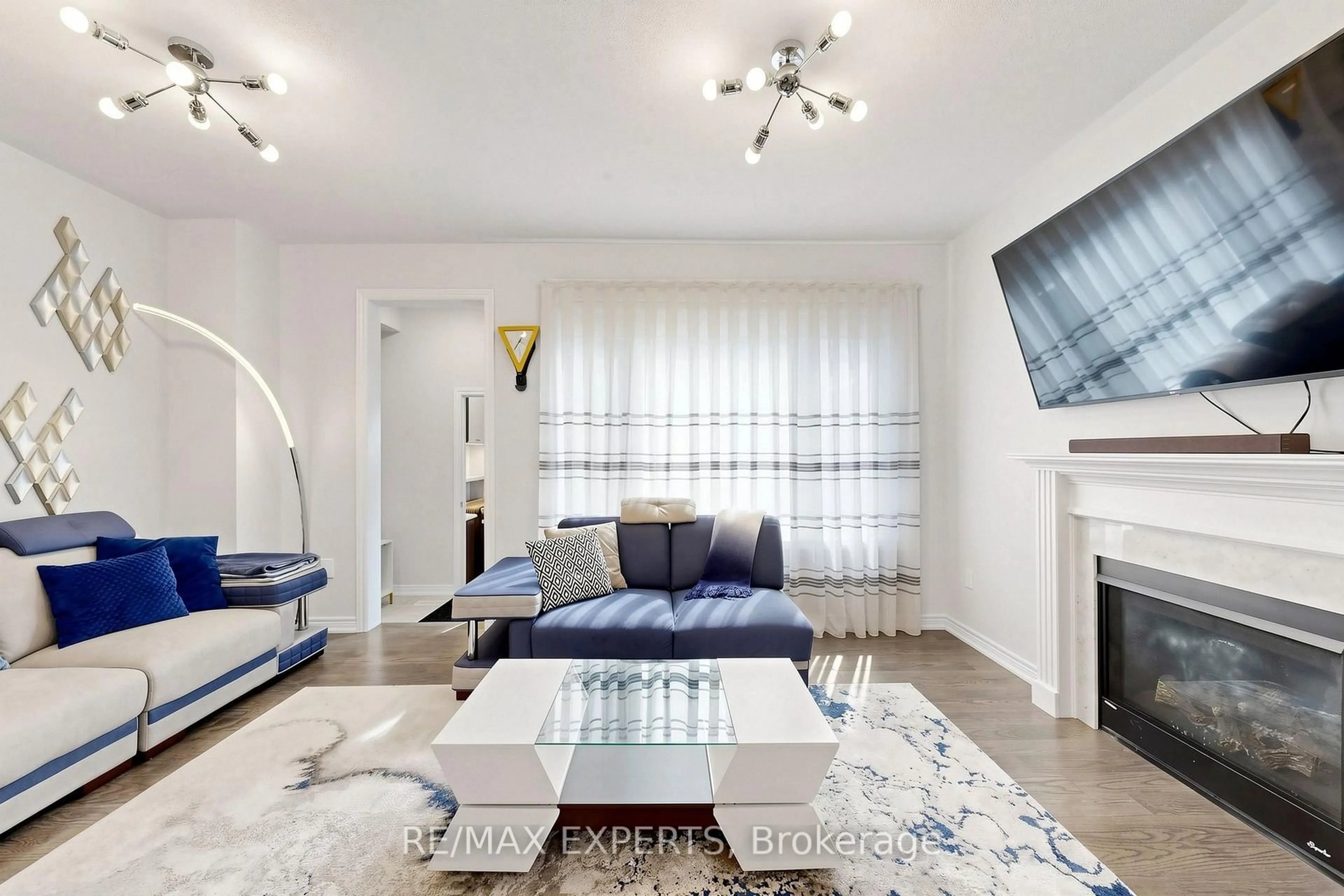 Living room with furniture, unknown for 9 Applegate Dr, East Gwillimbury Ontario L9N 0R2