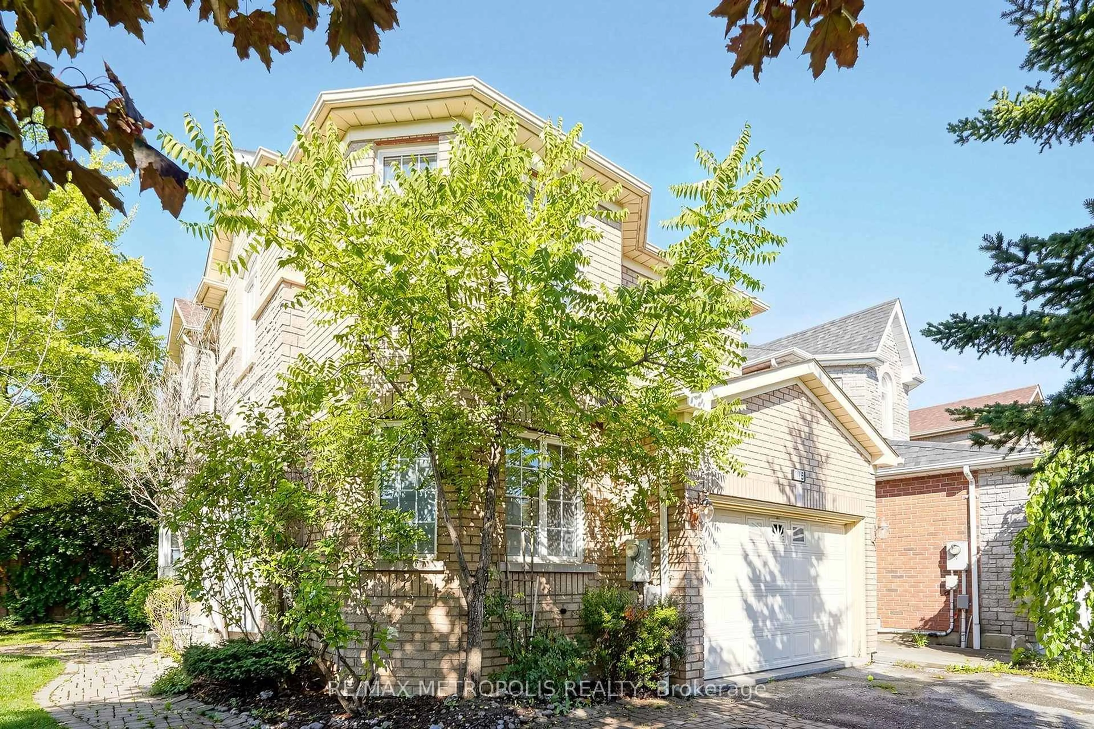 A pic from outside/outdoor area/front of a property/back of a property/a pic from drone, street for 115 Sandway Cres, Vaughan Ontario L6A 2M3