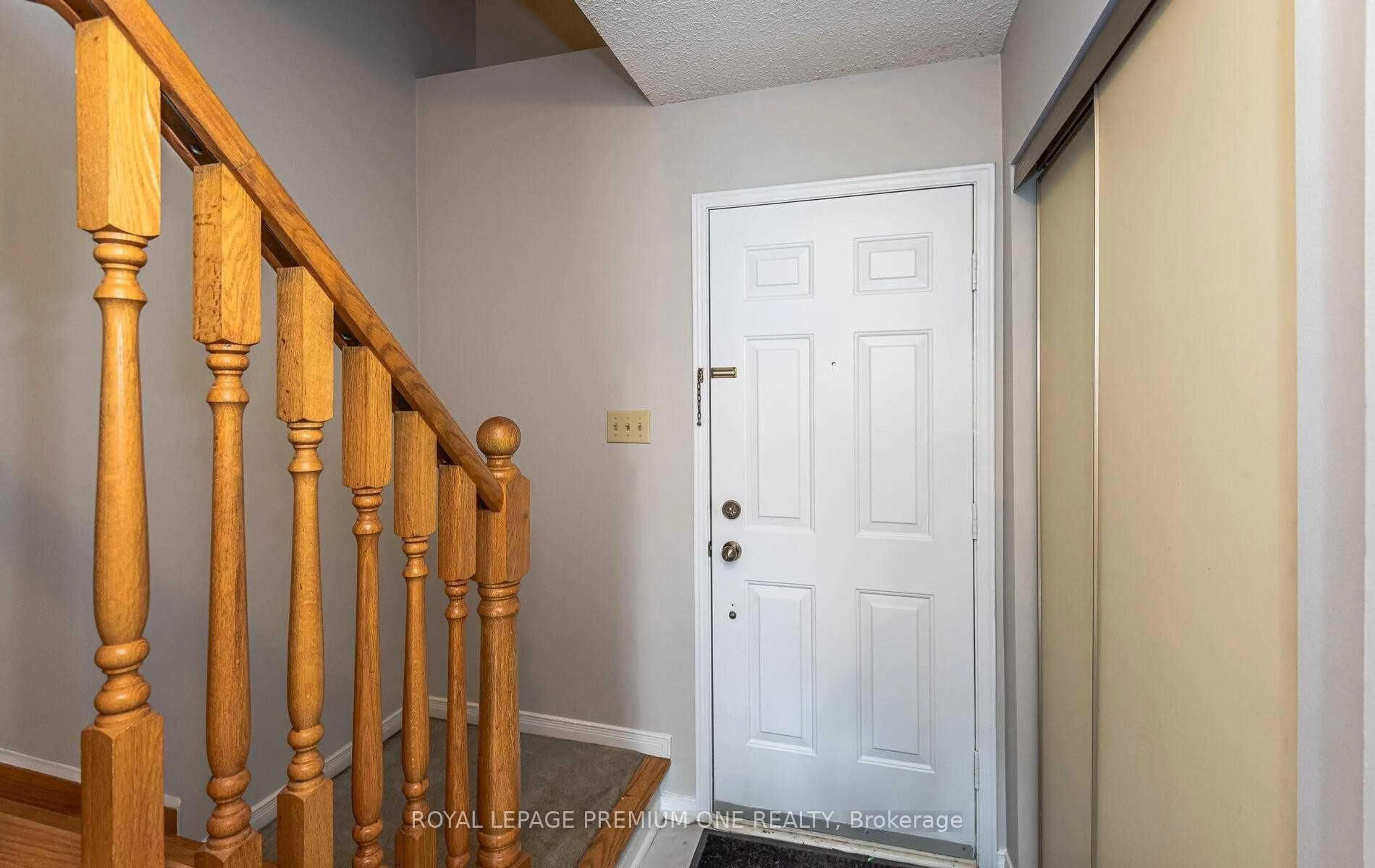 Indoor entryway for 919 Caribou Valley Circ, Newmarket Ontario L3X 1W9