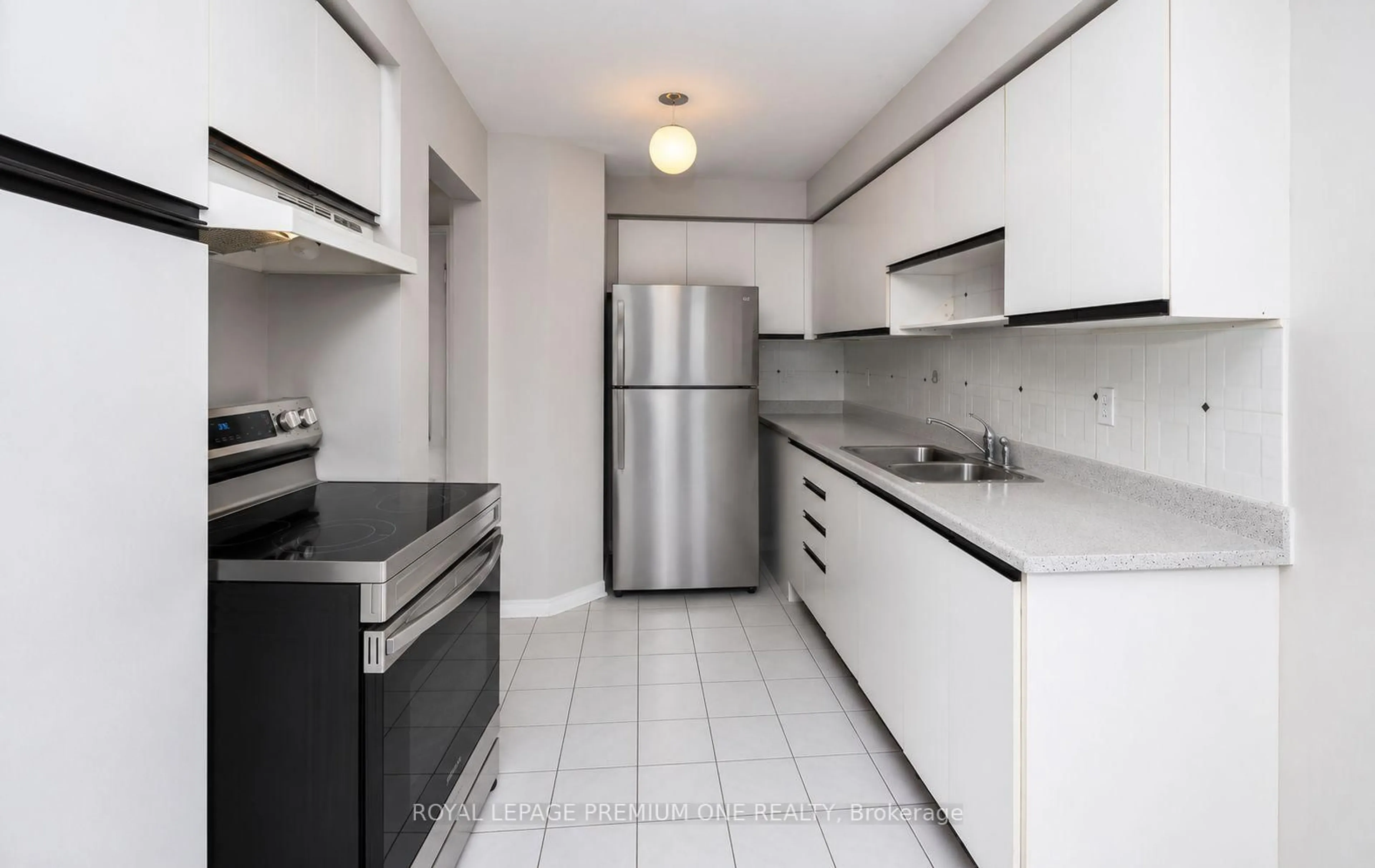 Standard kitchen, unknown for 919 Caribou Valley Circ, Newmarket Ontario L3X 1W9
