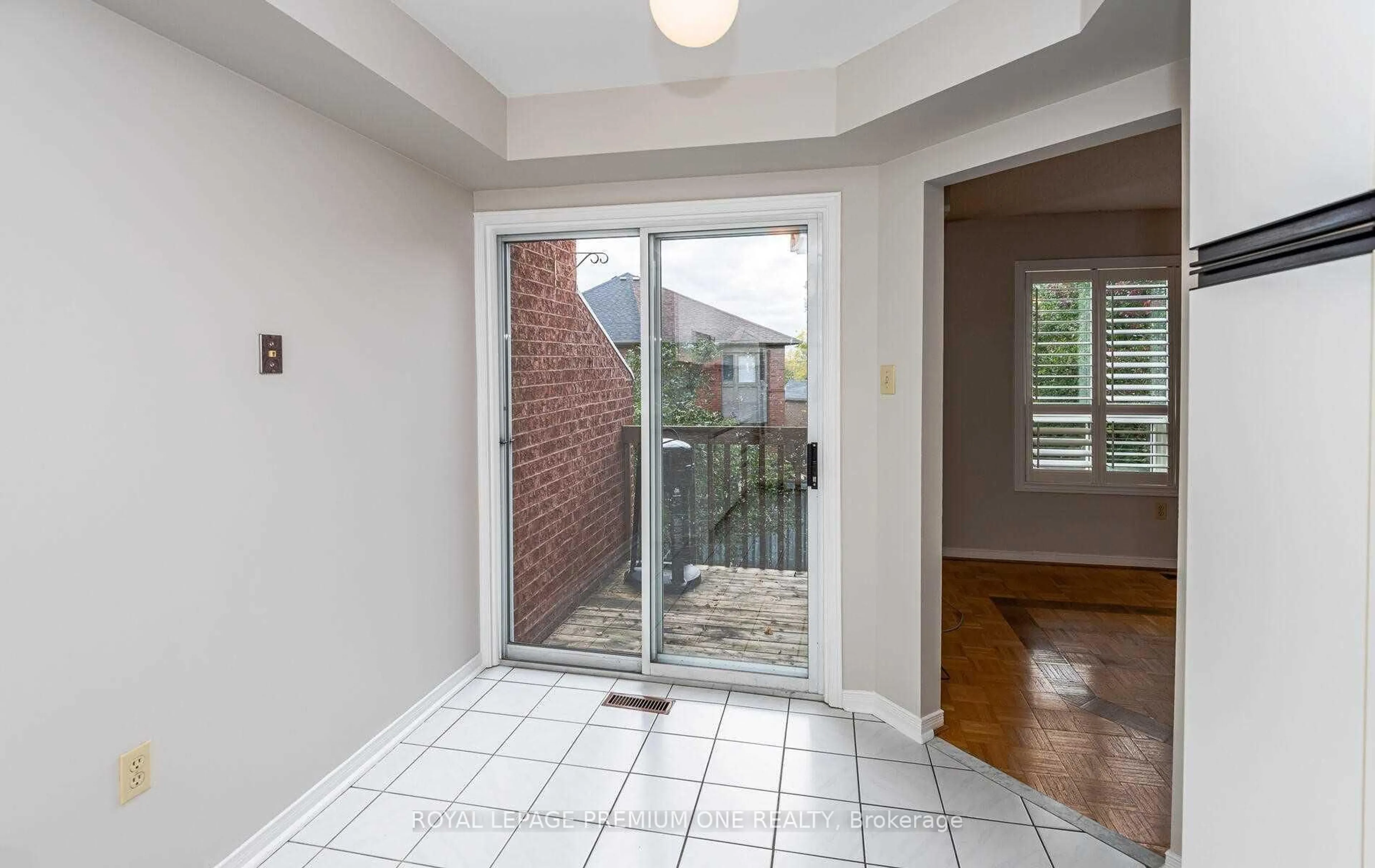 Indoor entryway for 919 Caribou Valley Circ, Newmarket Ontario L3X 1W9