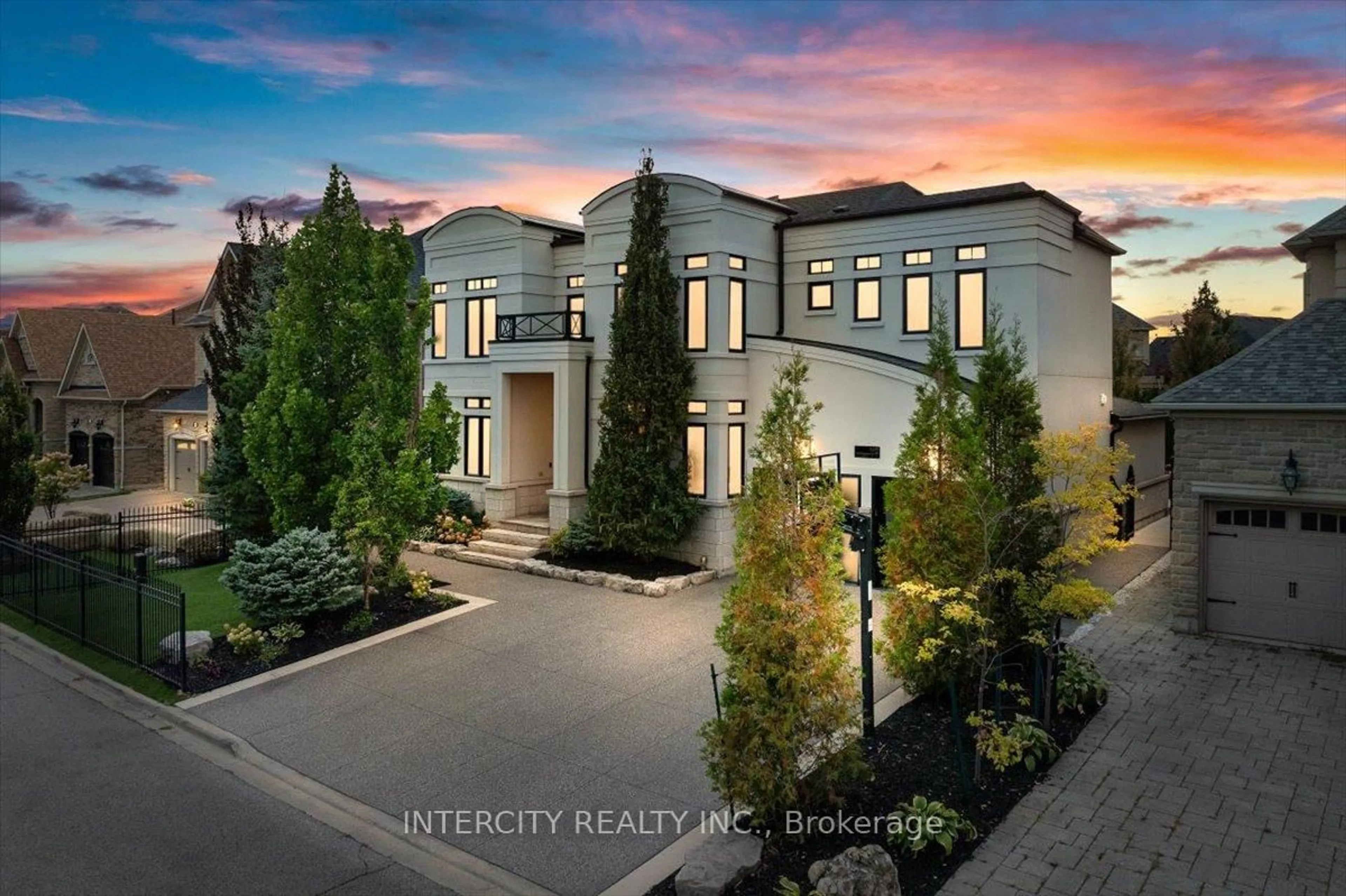 A pic from outside/outdoor area/front of a property/back of a property/a pic from drone, street for 102 Cook's Mill Cres, Vaughan Ontario L6A 0L1