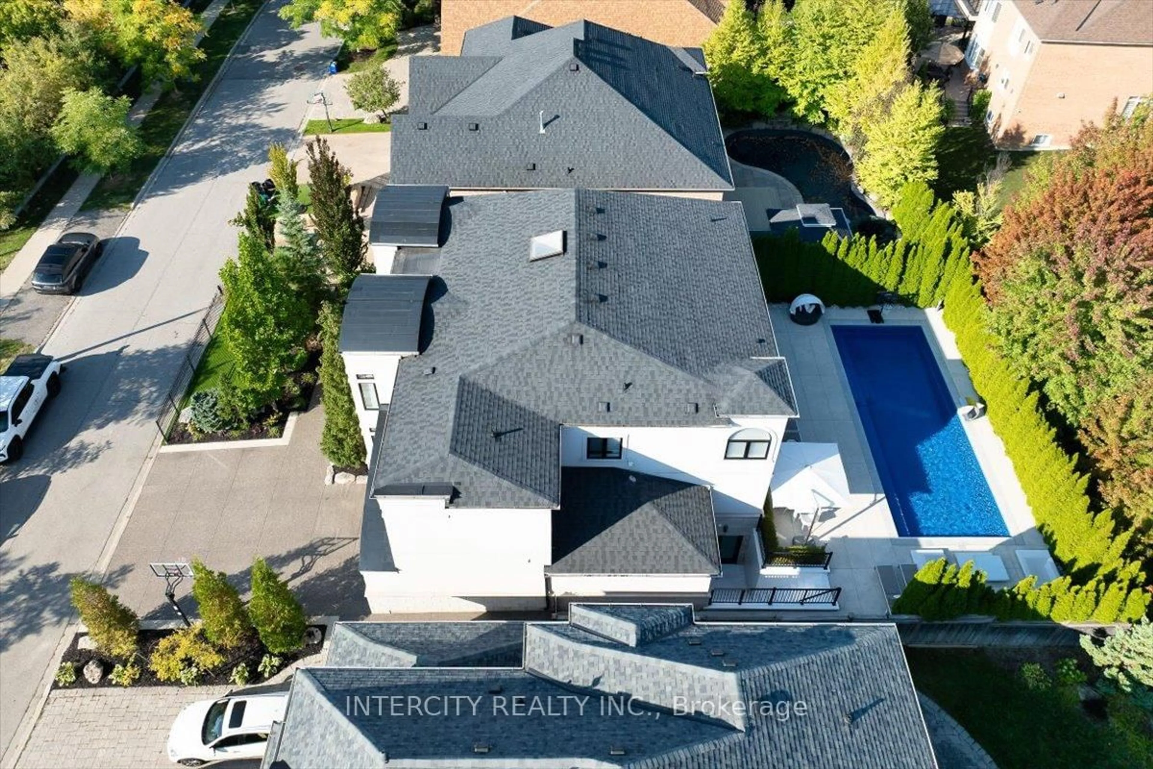 A pic from outside/outdoor area/front of a property/back of a property/a pic from drone, street for 102 Cook's Mill Cres, Vaughan Ontario L6A 0L1