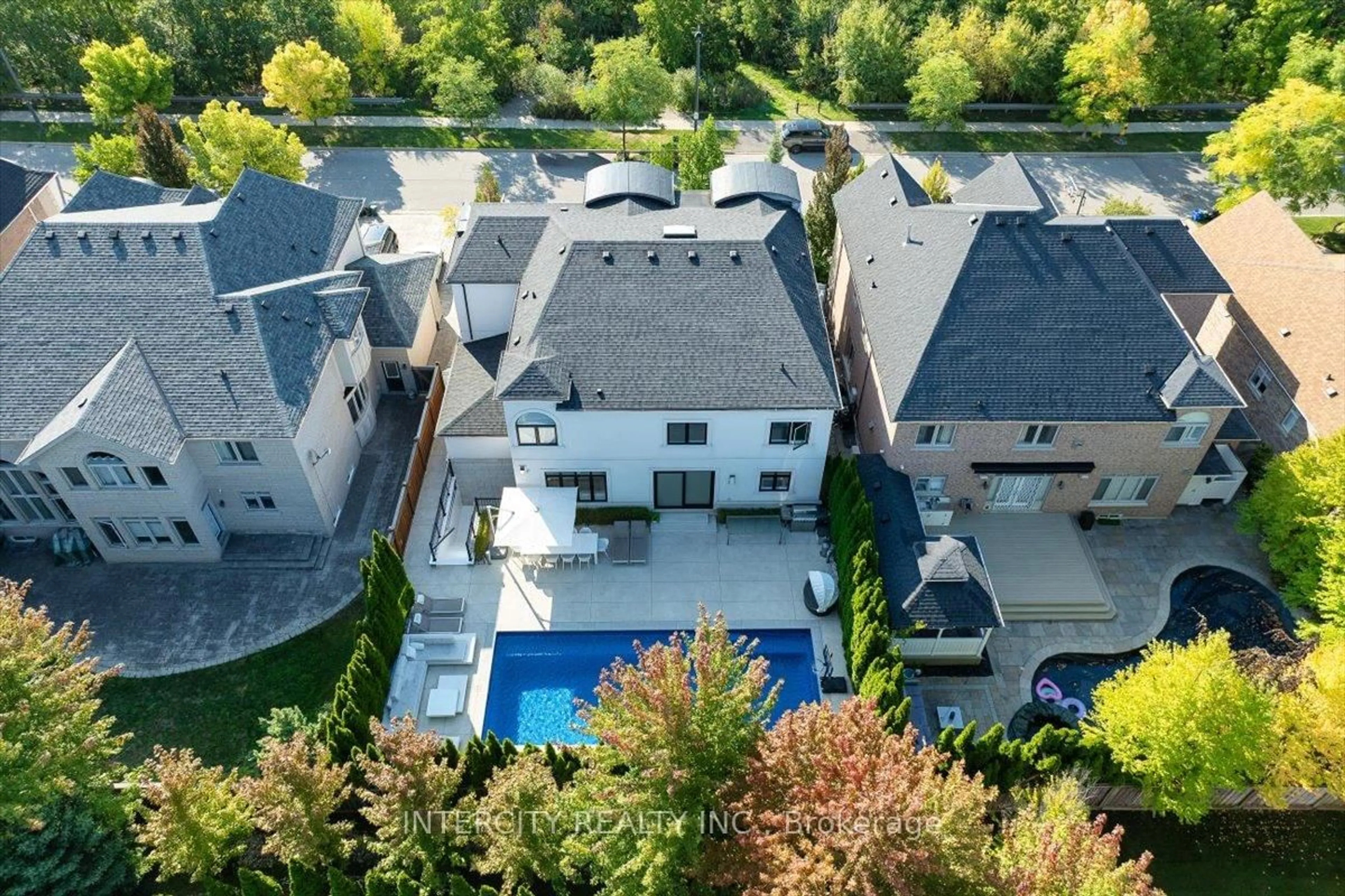 A pic from outside/outdoor area/front of a property/back of a property/a pic from drone, street for 102 Cook's Mill Cres, Vaughan Ontario L6A 0L1