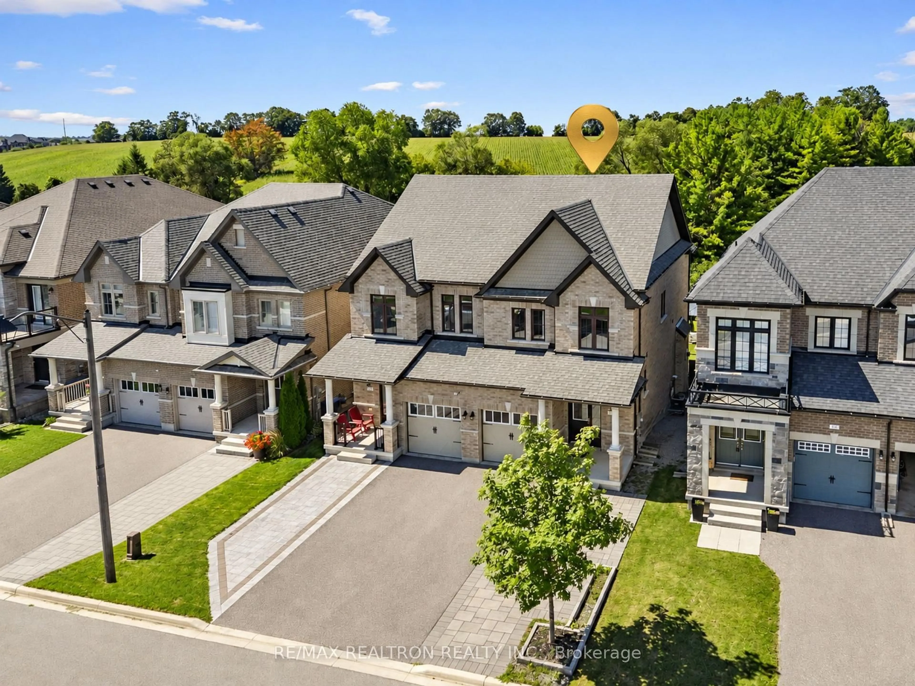 A pic from outside/outdoor area/front of a property/back of a property/a pic from drone, street for 126 Countryman Rd, East Gwillimbury Ontario L9N 0N8