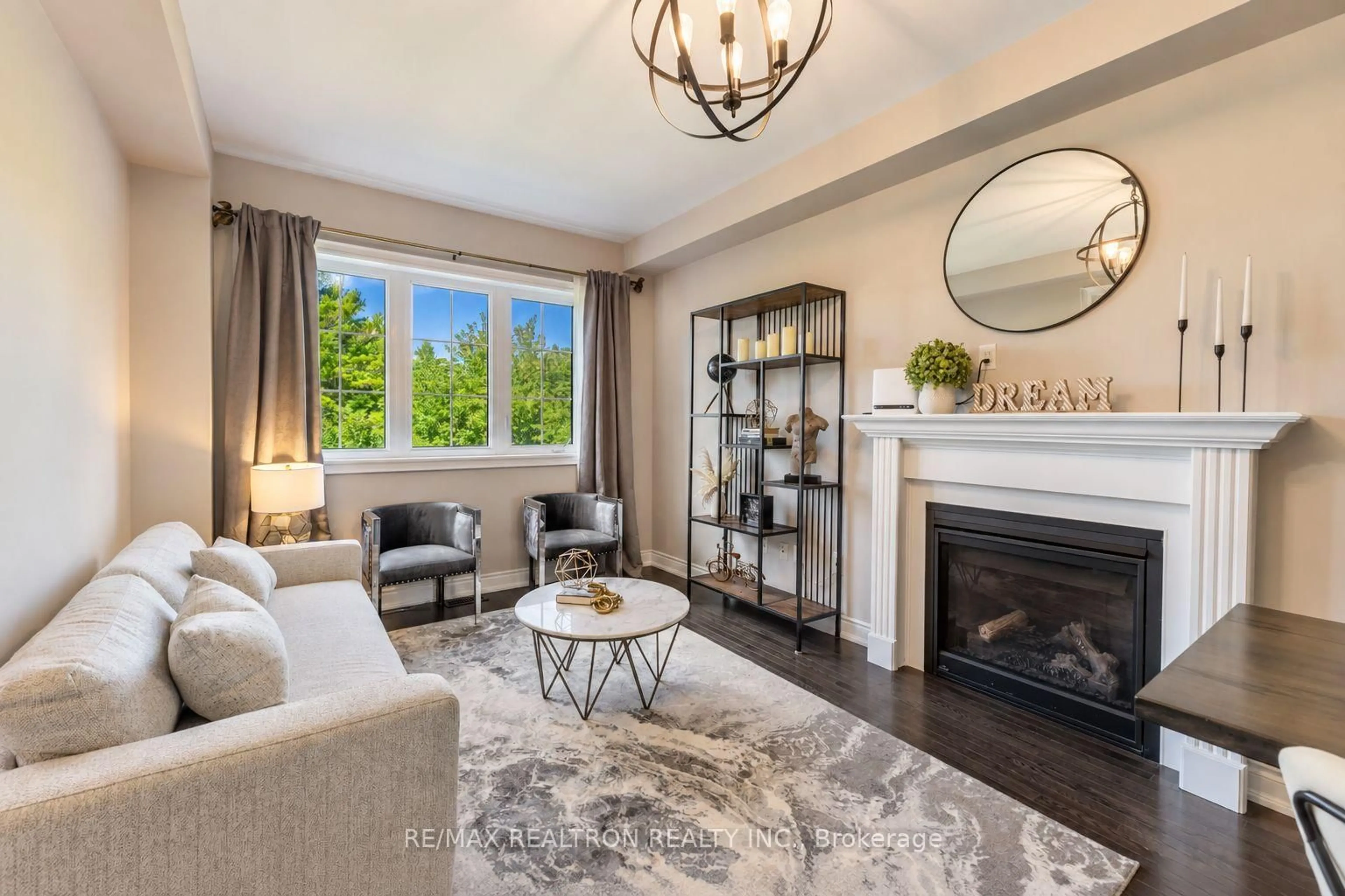 Living room with furniture, unknown for 126 Countryman Rd, East Gwillimbury Ontario L9N 0N8