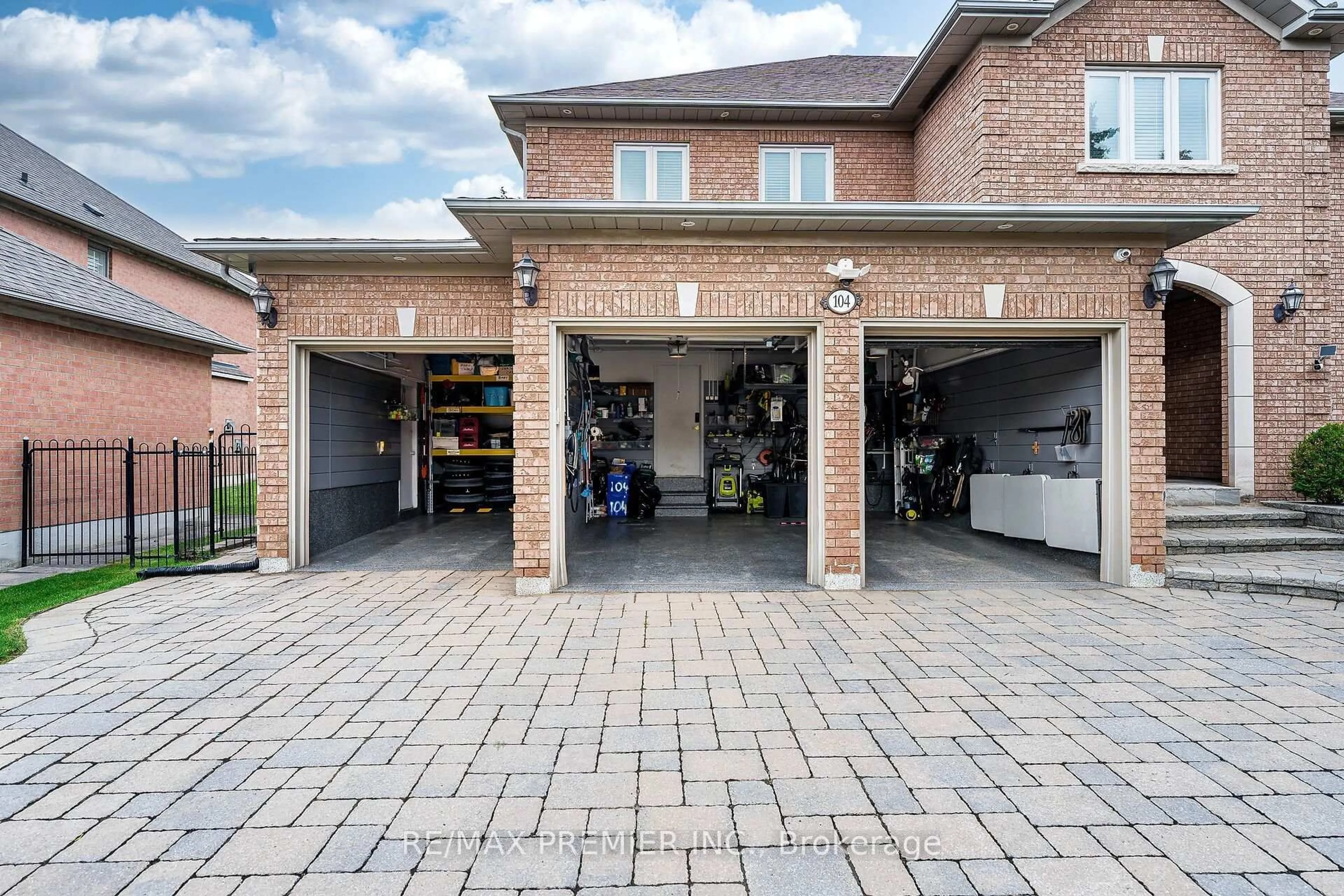 Indoor garage for 104 Cartwright Blvd, Vaughan Ontario L4L 8J8