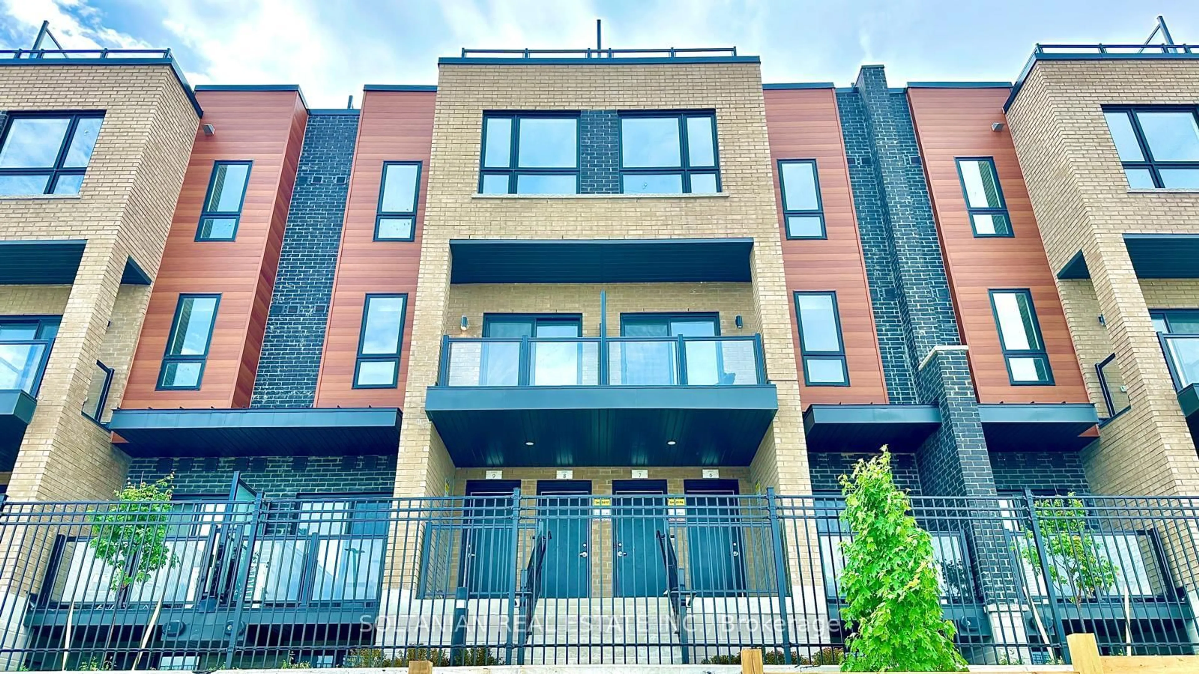 Home with brick exterior material, unknown for 20 Lytham Green Circ #8, Newmarket Ontario L3Y 0H3