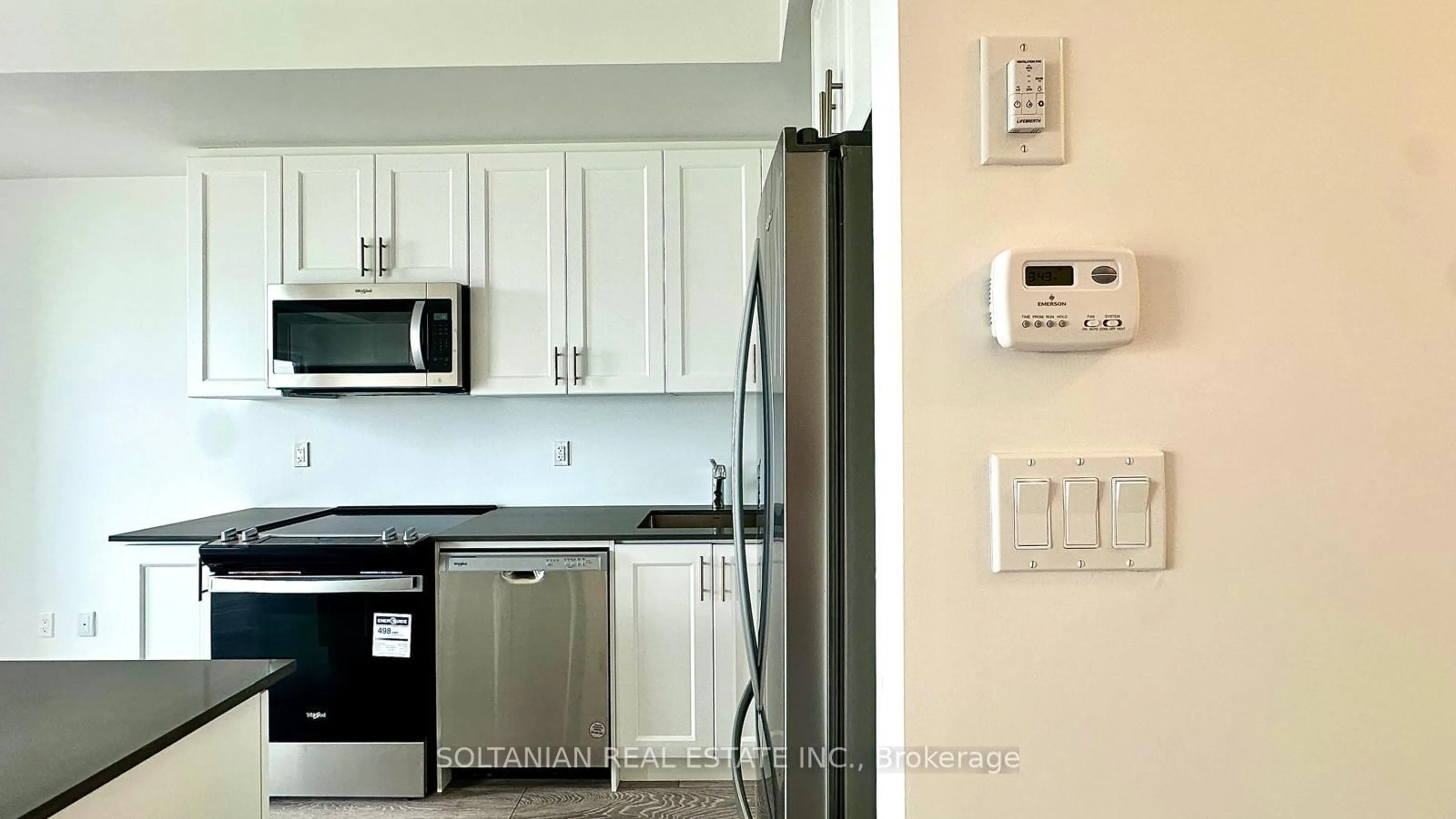 Standard kitchen, unknown for 20 Lytham Green Circ #8, Newmarket Ontario L3Y 0H3