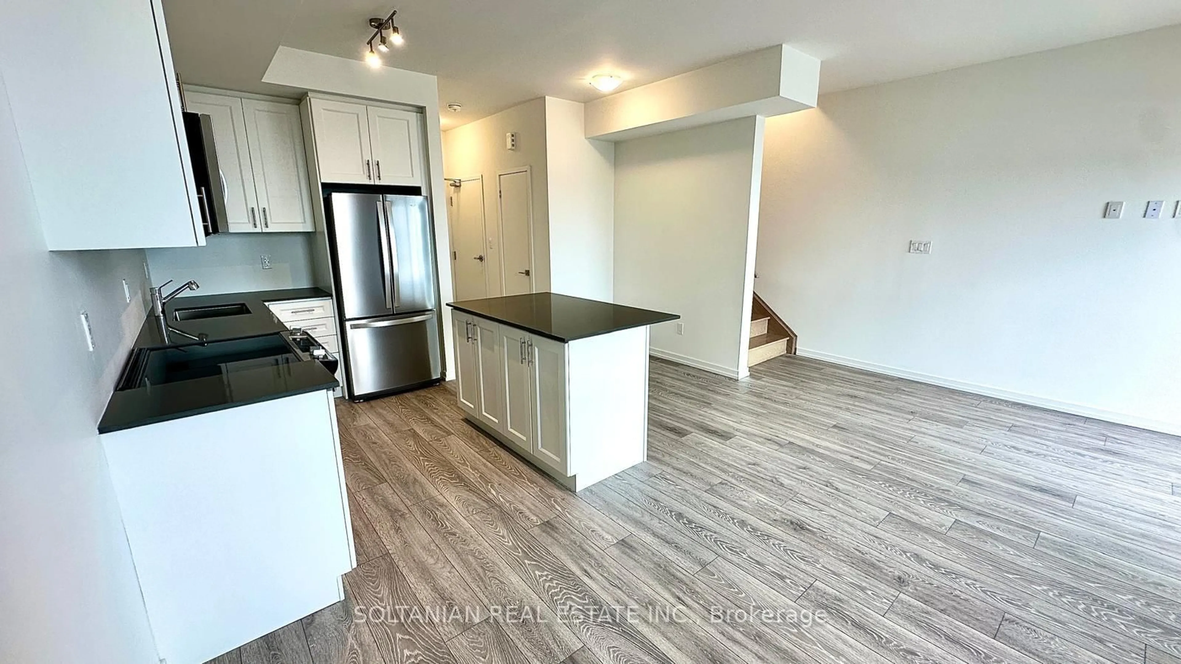 Open concept kitchen, unknown for 20 Lytham Green Circ #8, Newmarket Ontario L3Y 0H3