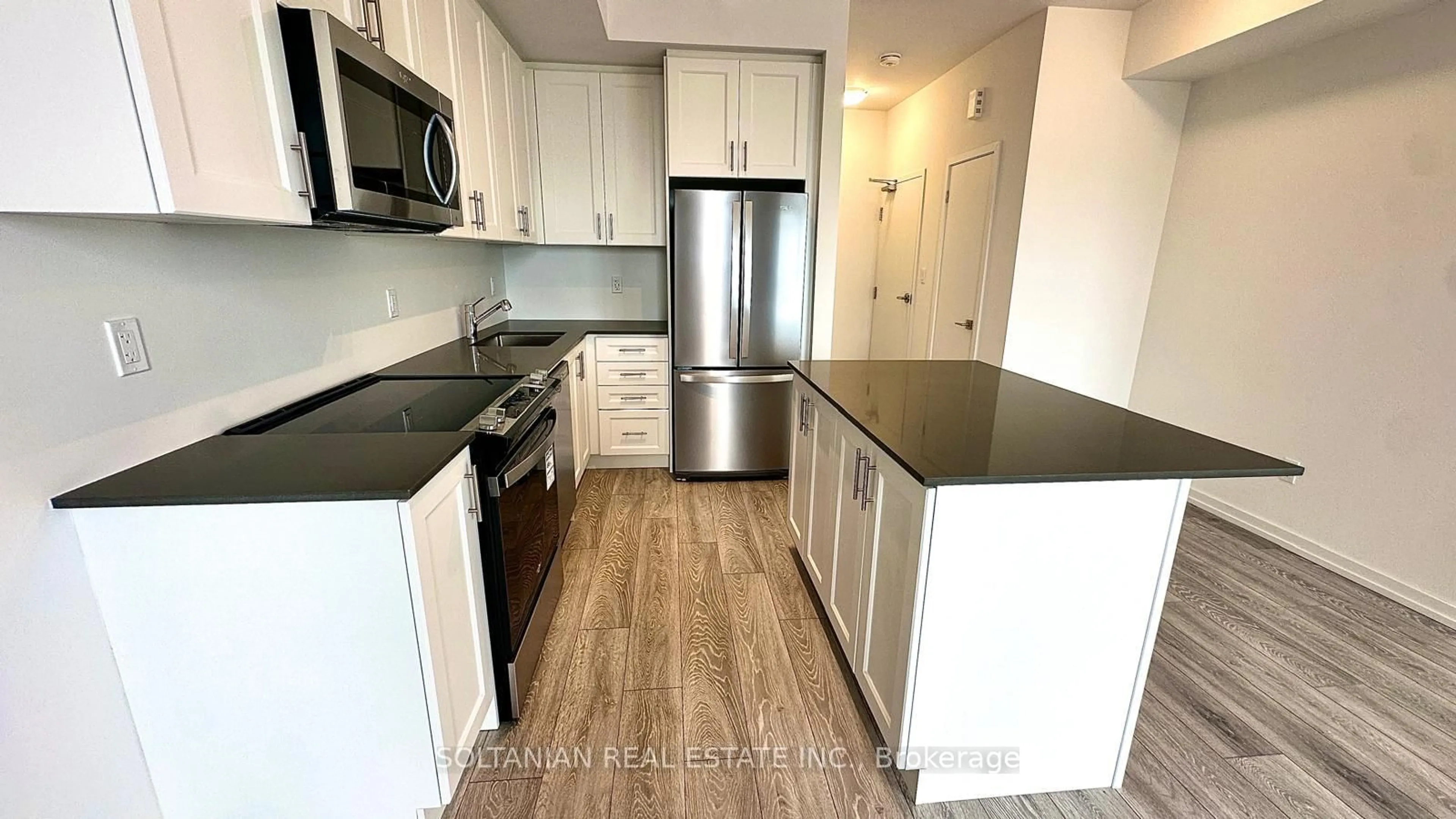 Standard kitchen, unknown for 20 Lytham Green Circ #8, Newmarket Ontario L3Y 0H3