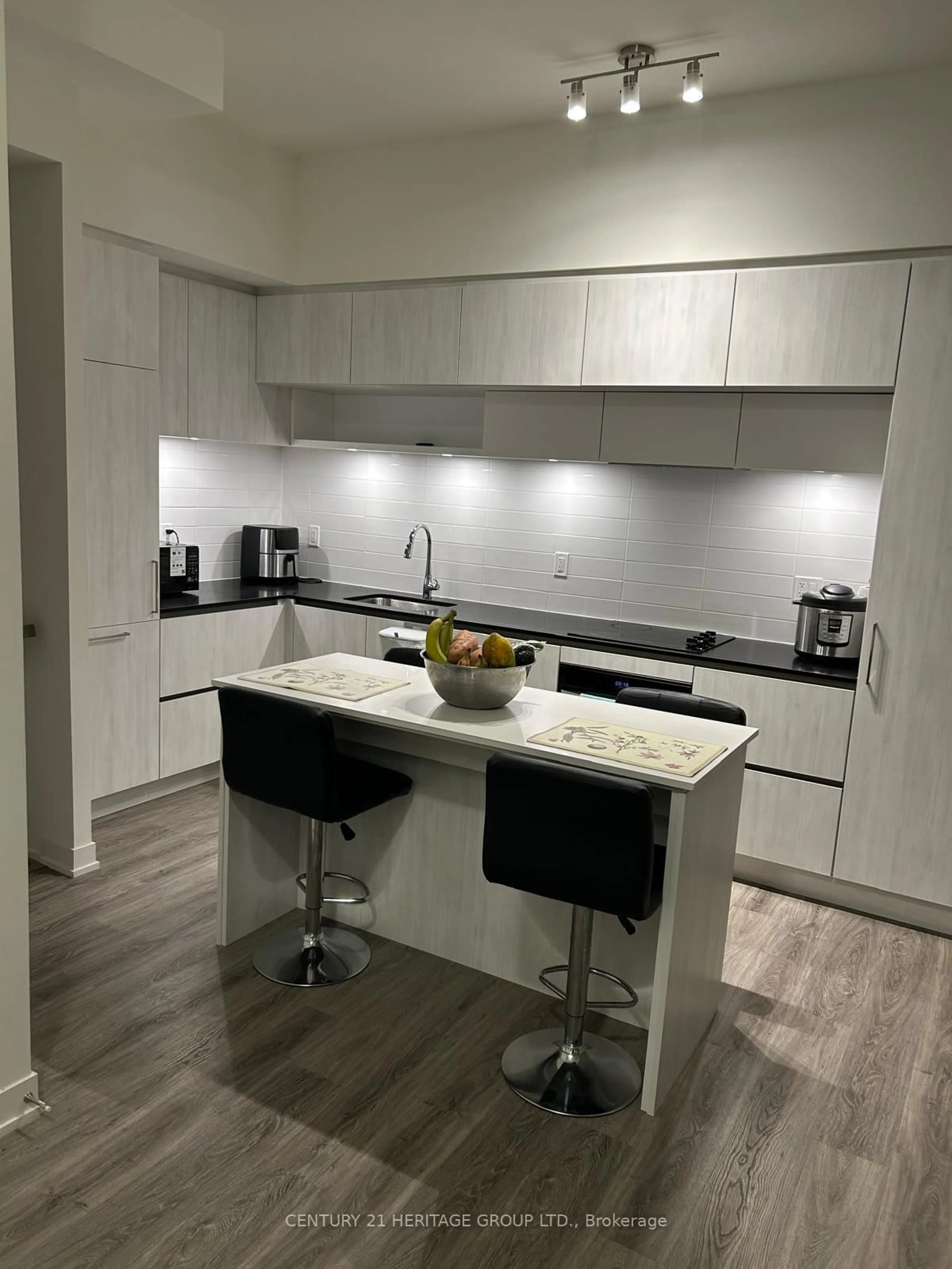 Contemporary kitchen, unknown for 12 David Eyer Rd #1230, Richmond Hill Ontario L4S 0N3