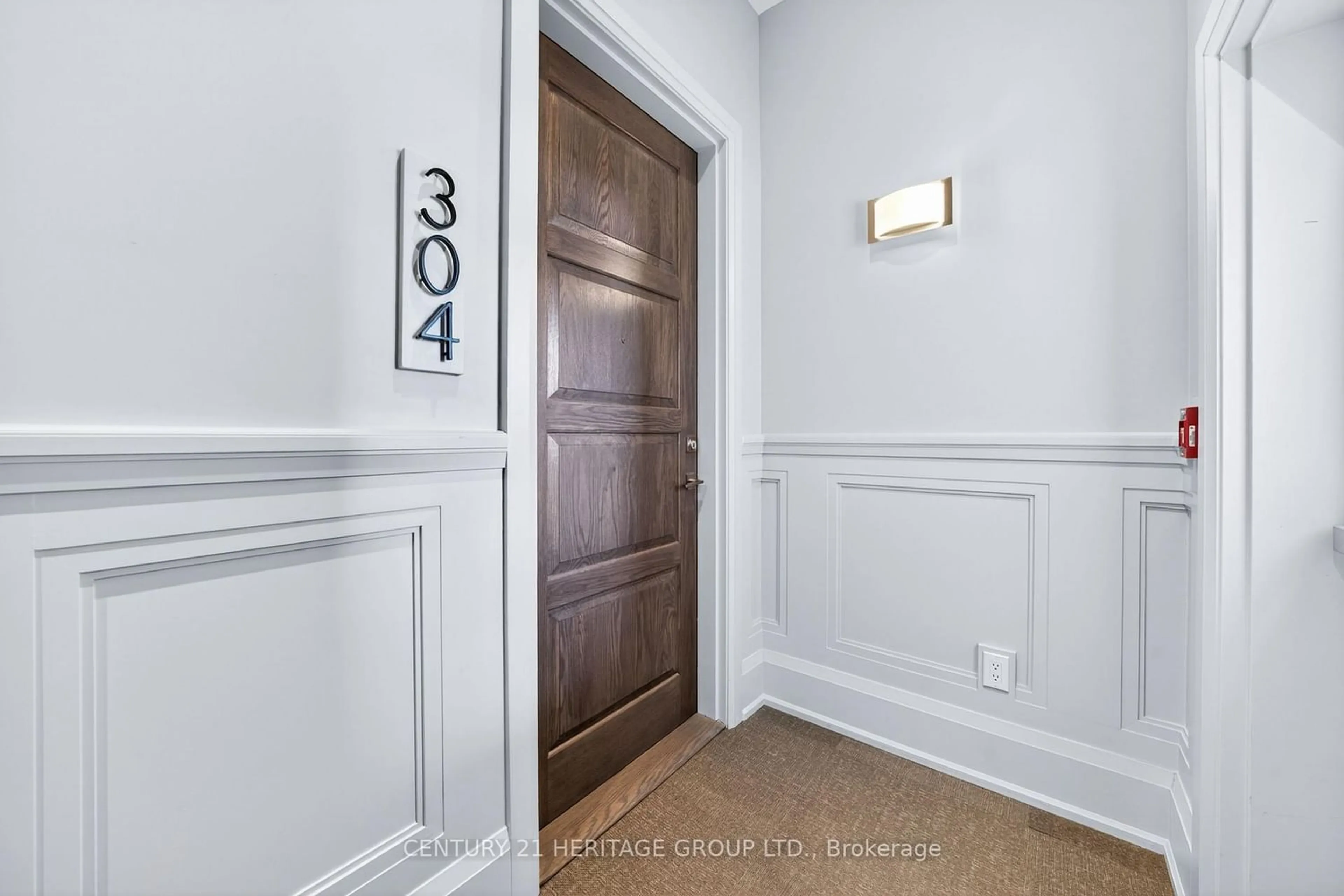 Indoor entryway for 400 Park Ave #304, Newmarket Ontario L3Y 1V8