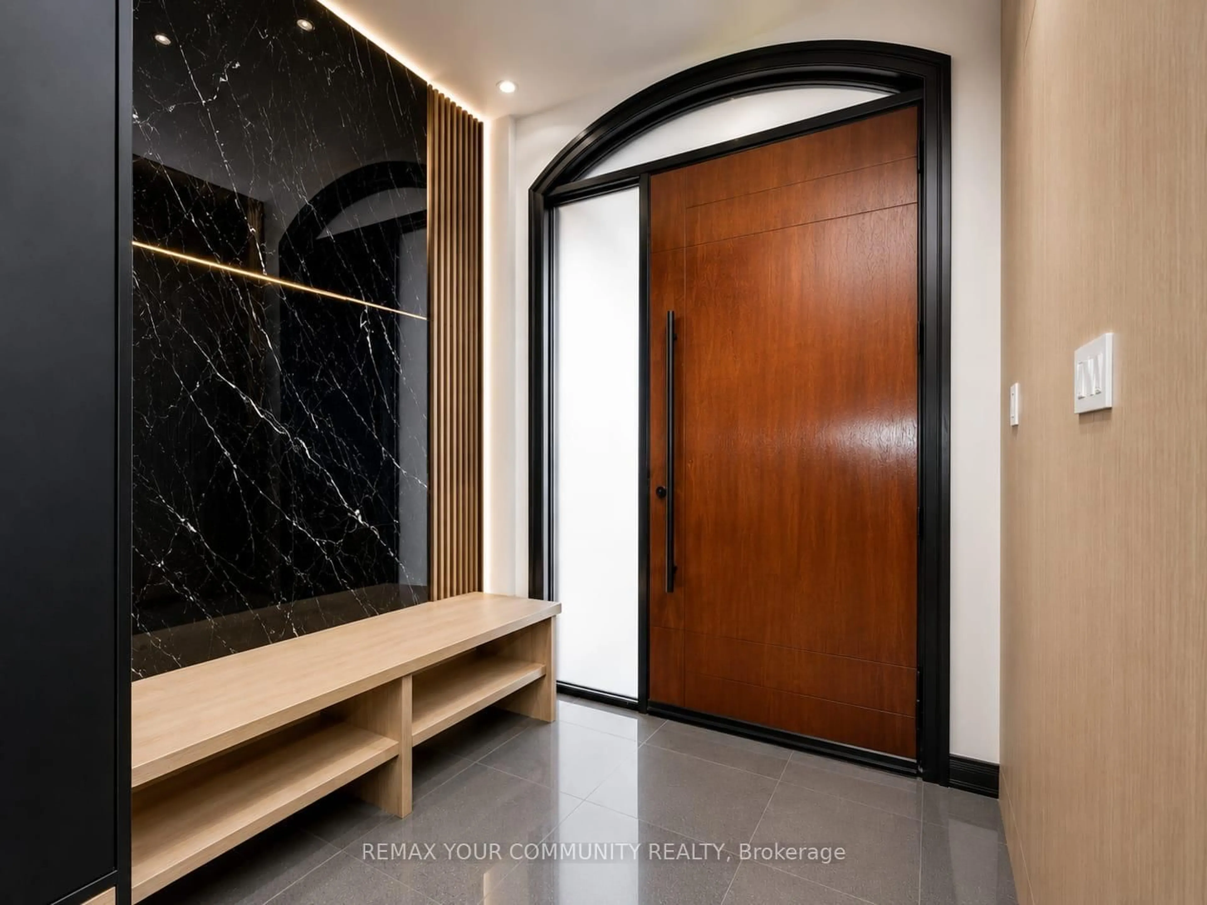 Indoor entryway for 120 Hatton Garden Rd, Vaughan Ontario L4H 3P9