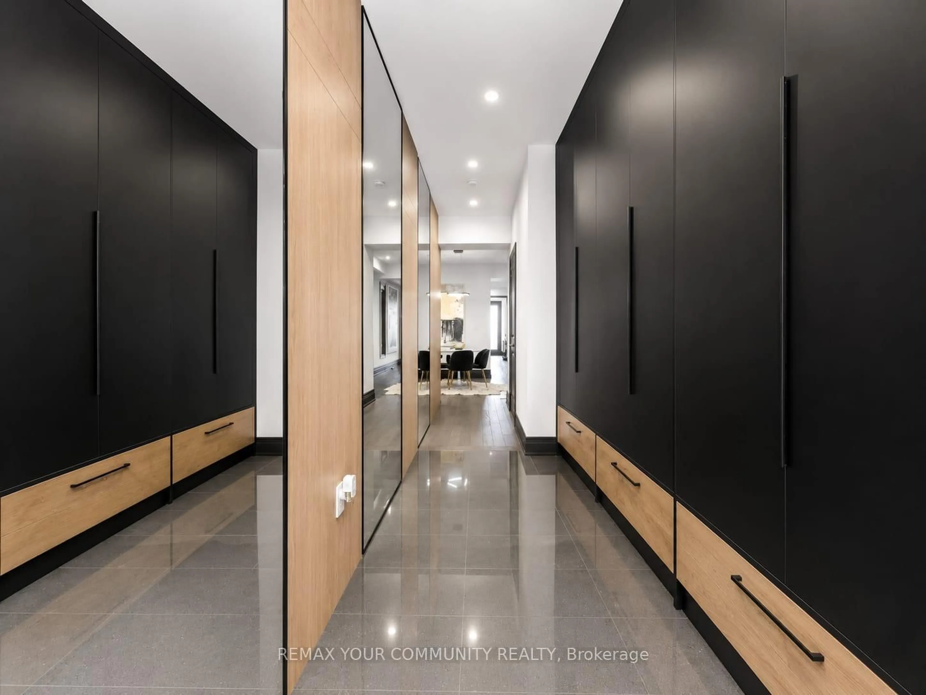 Indoor foyer for 120 Hatton Garden Rd, Vaughan Ontario L4H 3P9