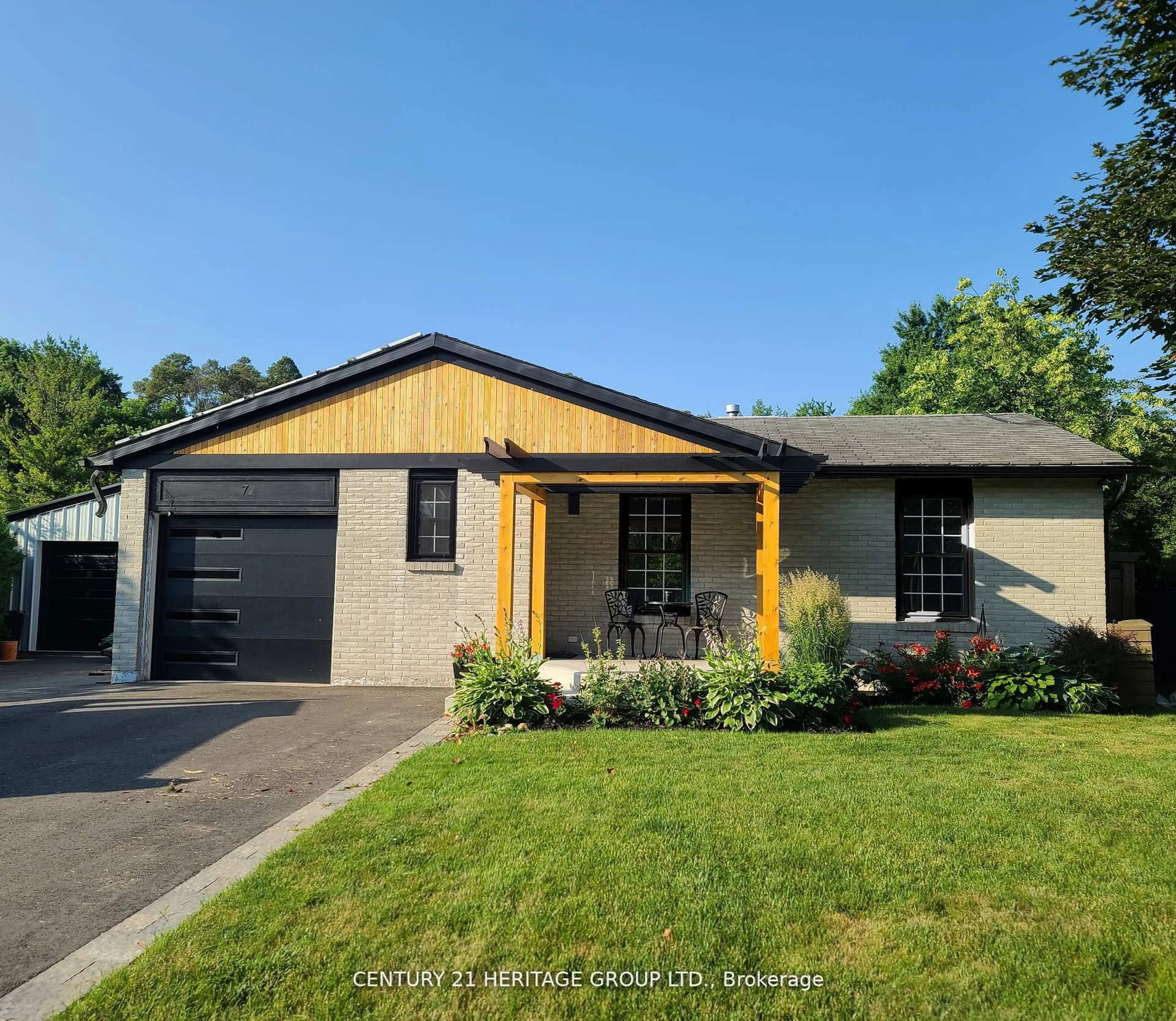 Home with vinyl exterior material, street for 7 Crawford Circ, New Tecumseth Ontario L0G 1A0