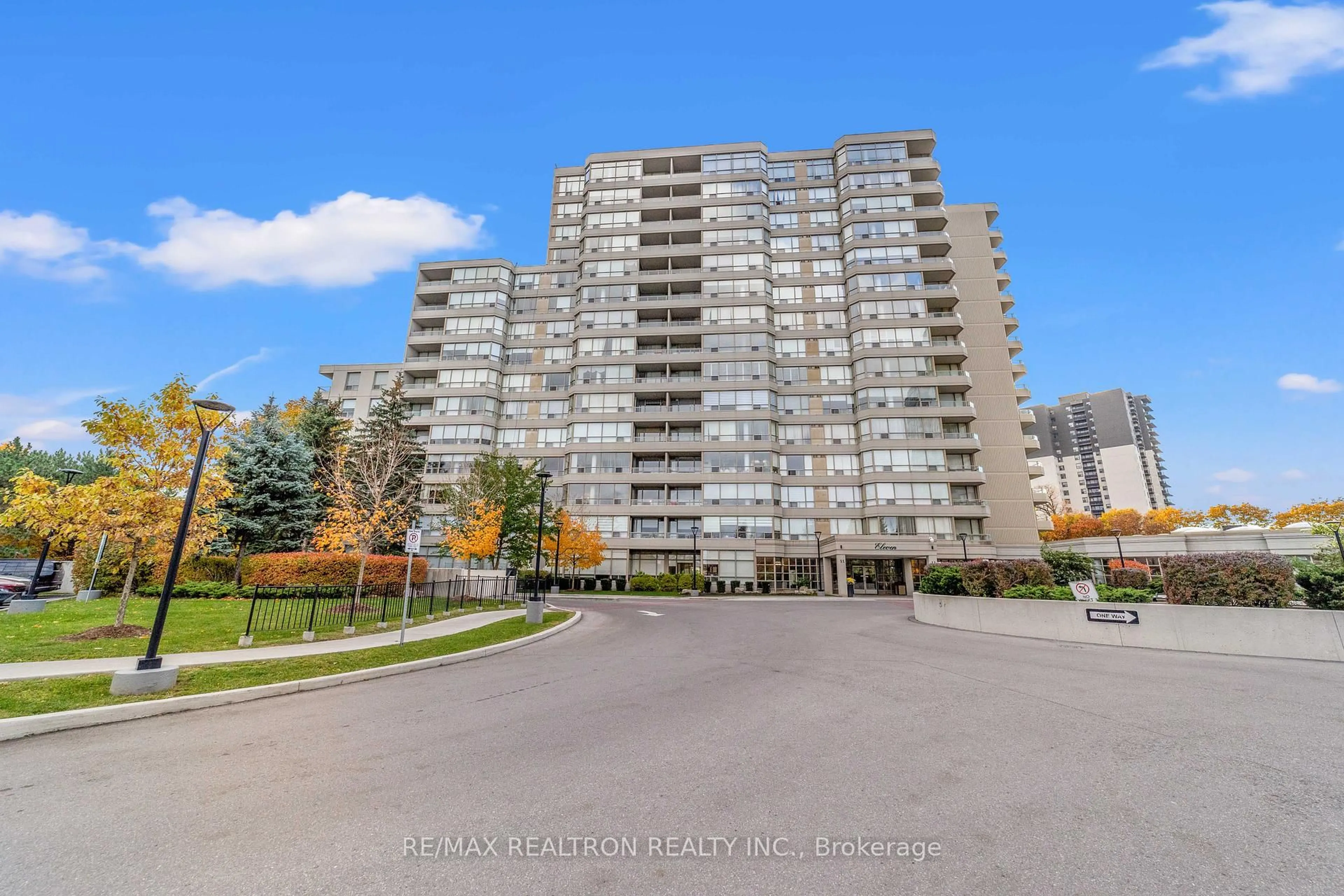 A pic from outside/outdoor area/front of a property/back of a property/a pic from drone, unknown for 11 Townsgate Dr #312, Vaughan Ontario L4J 8G4