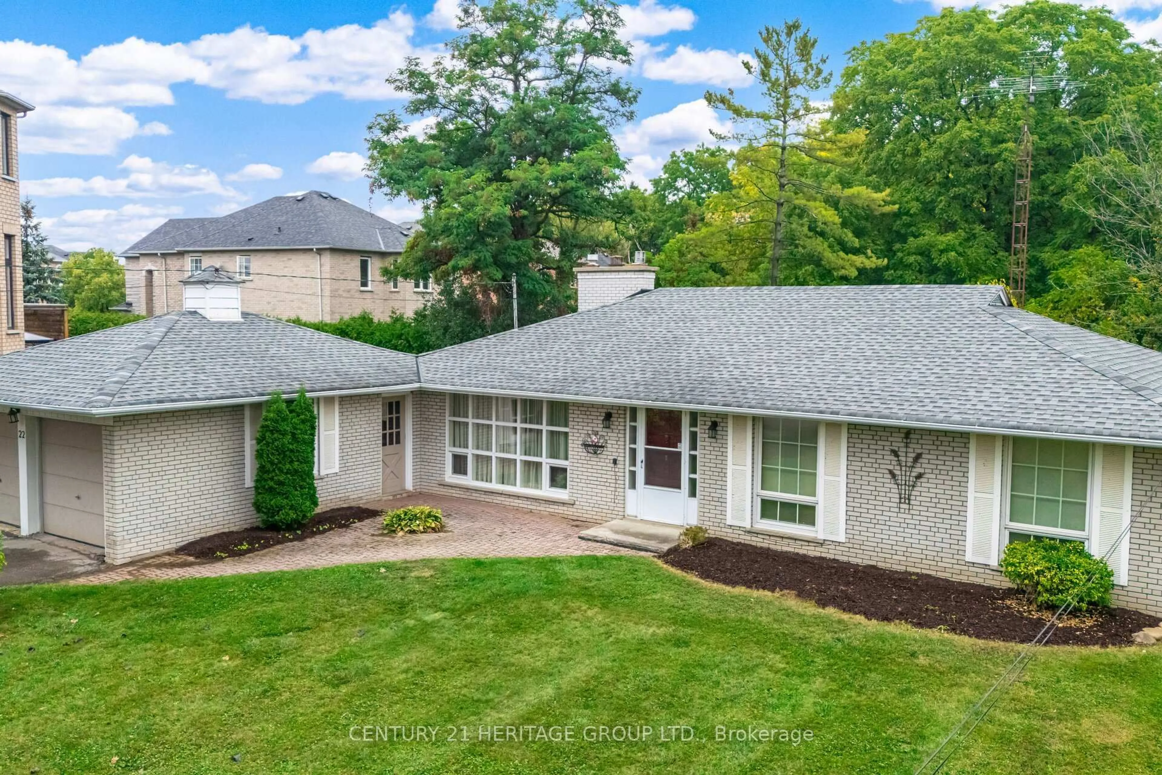 A pic from outside/outdoor area/front of a property/back of a property/a pic from drone, street for 22 Poplar Dr, Richmond Hill Ontario L4E 2X6
