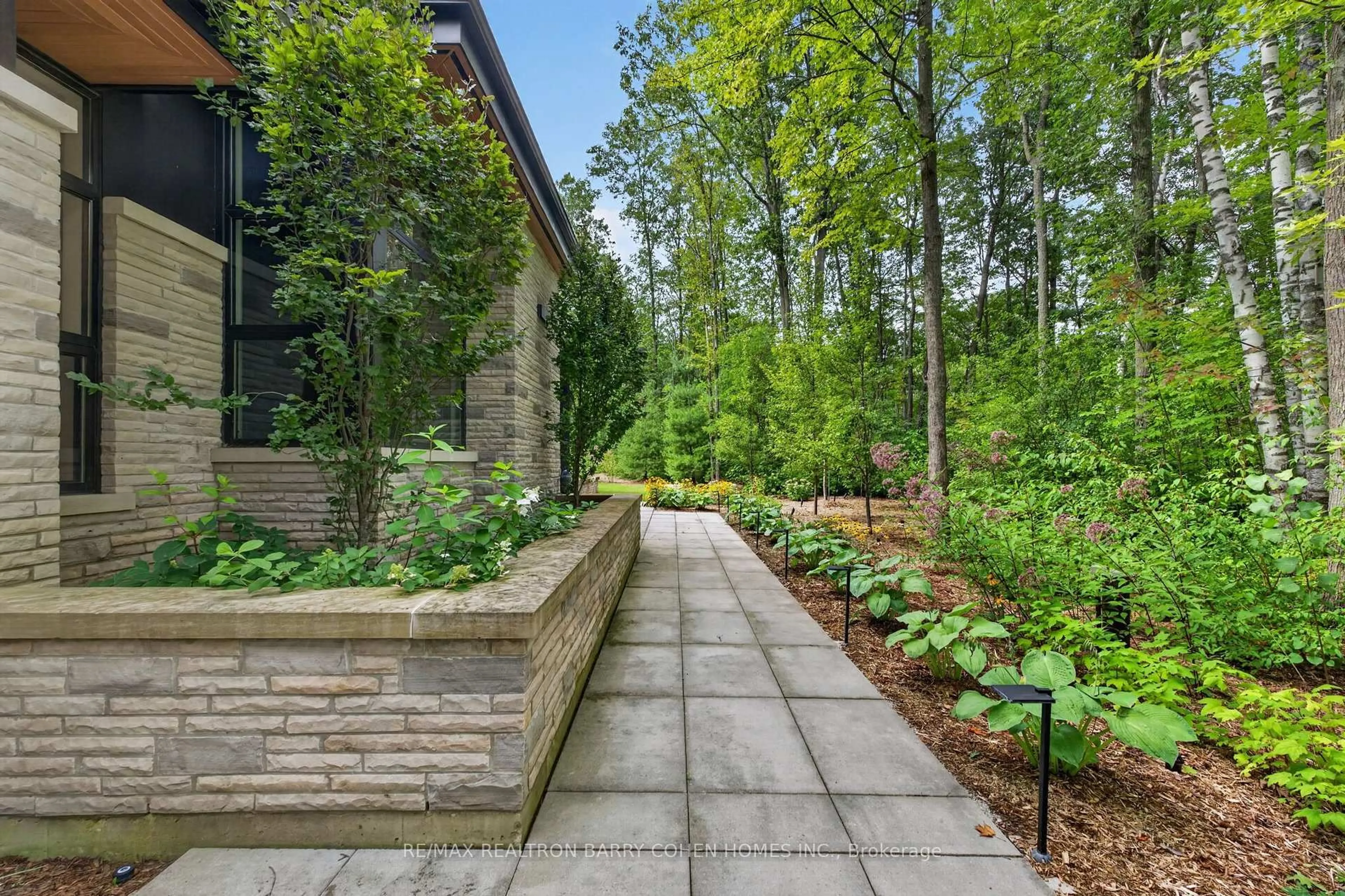 Patio, street for 10 Trailwood Cres, Richmond Hill Ontario L4E 3L9