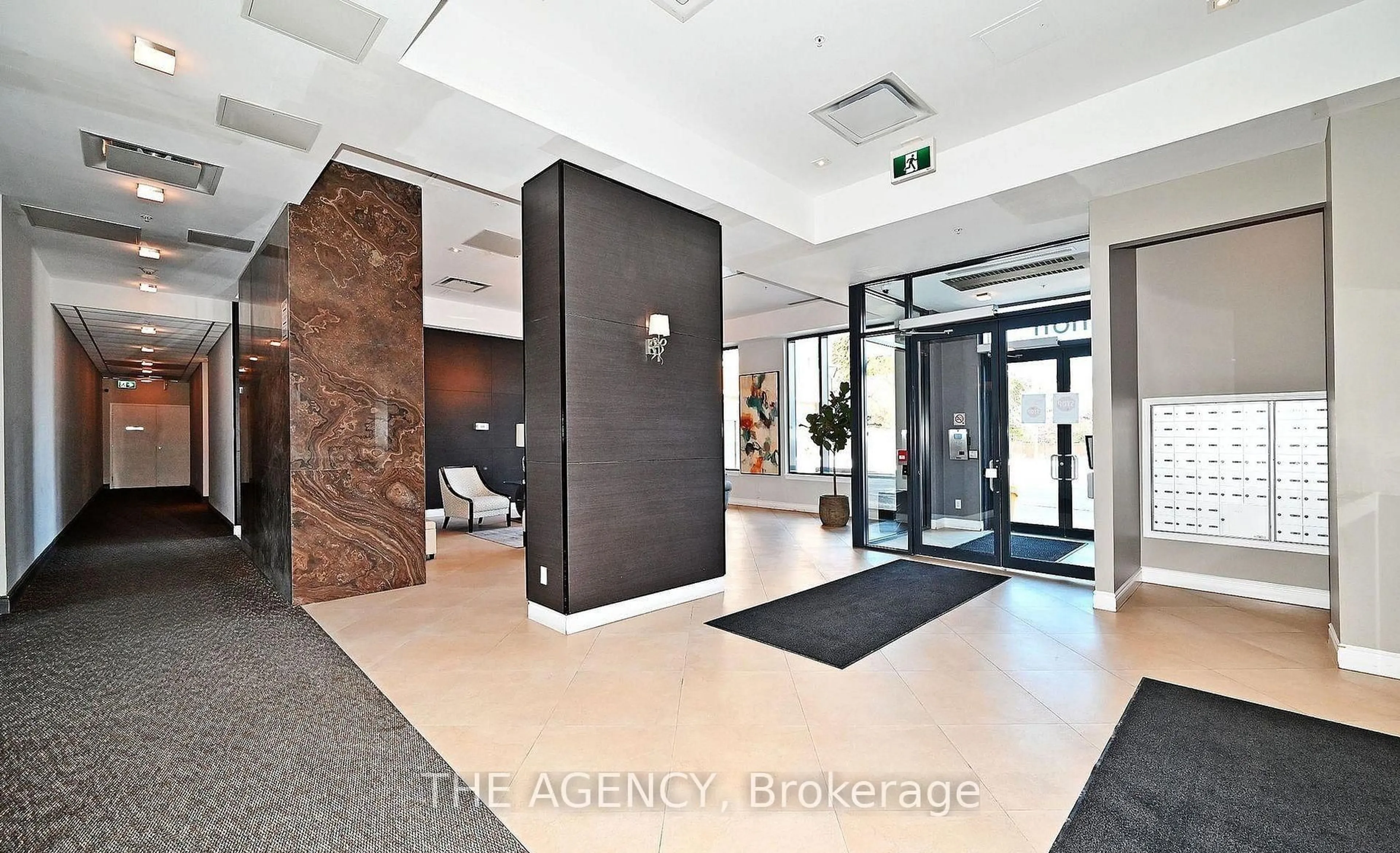 Indoor foyer for 11611 Yonge St #809, Richmond Hill Ontario L4E 1G2