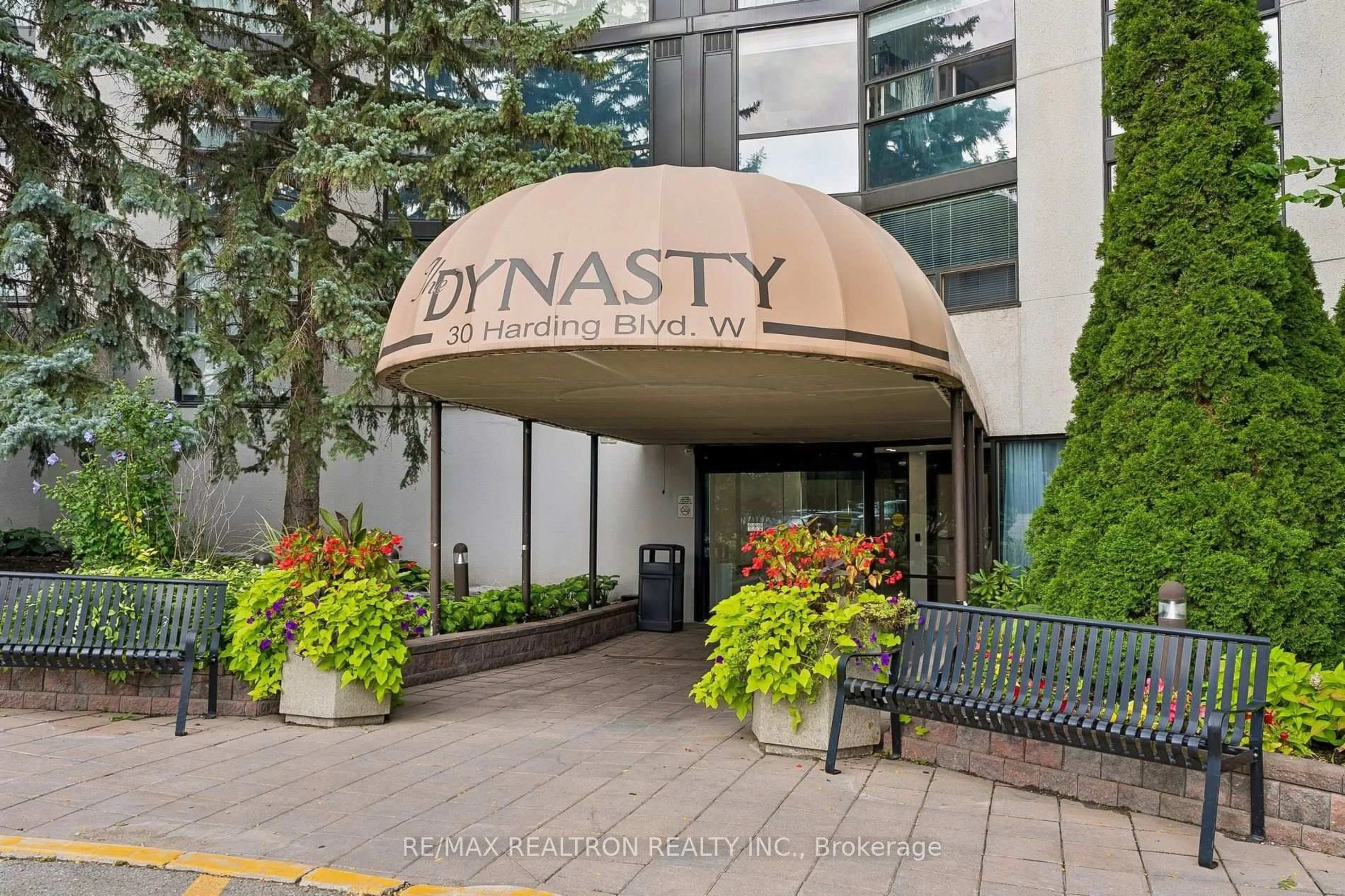 Indoor entryway for 30 Harding Blvd #1111, Richmond Hill Ontario L4C 9M3