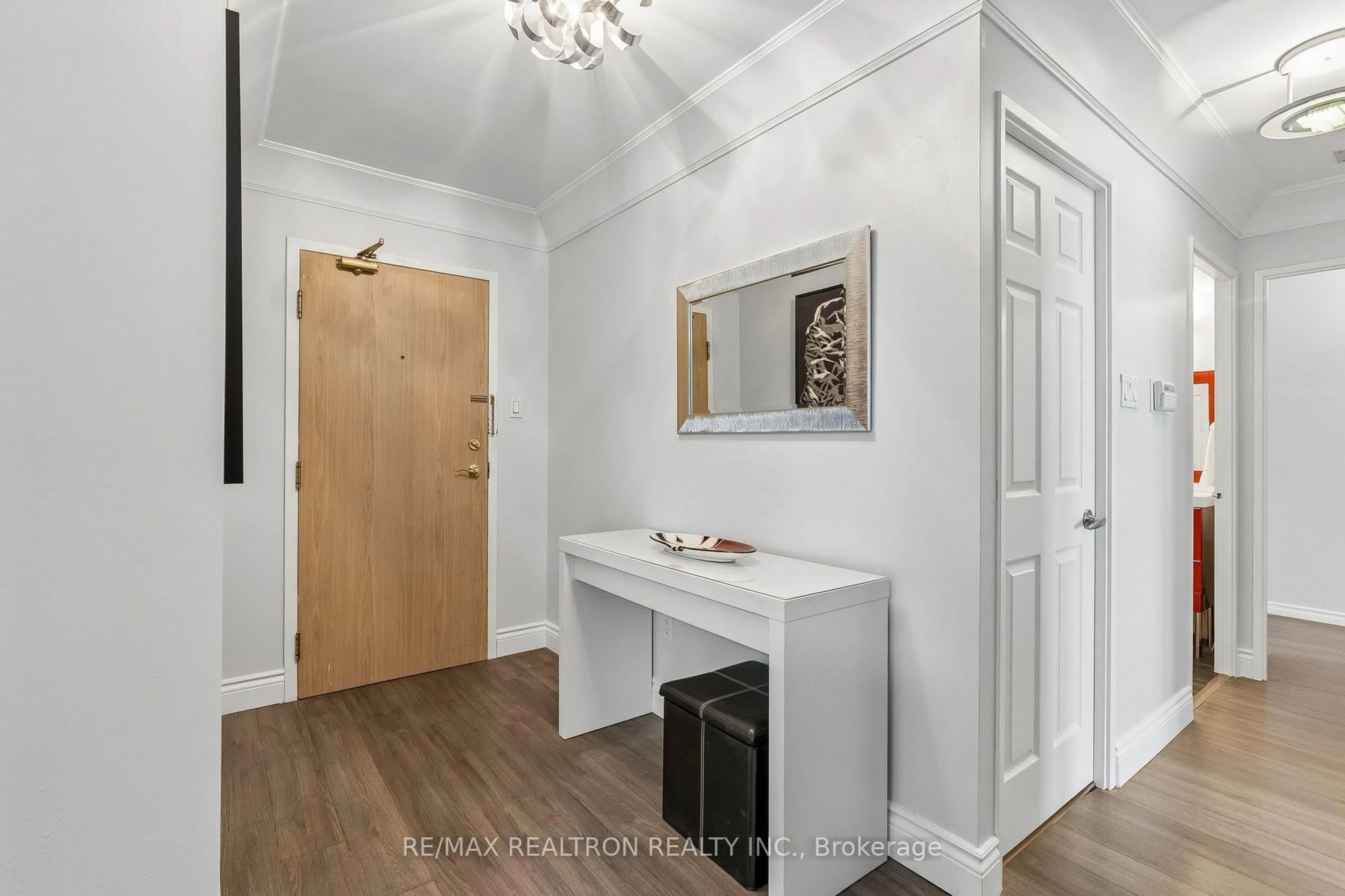 Indoor entryway for 30 Harding Blvd #1111, Richmond Hill Ontario L4C 9M3