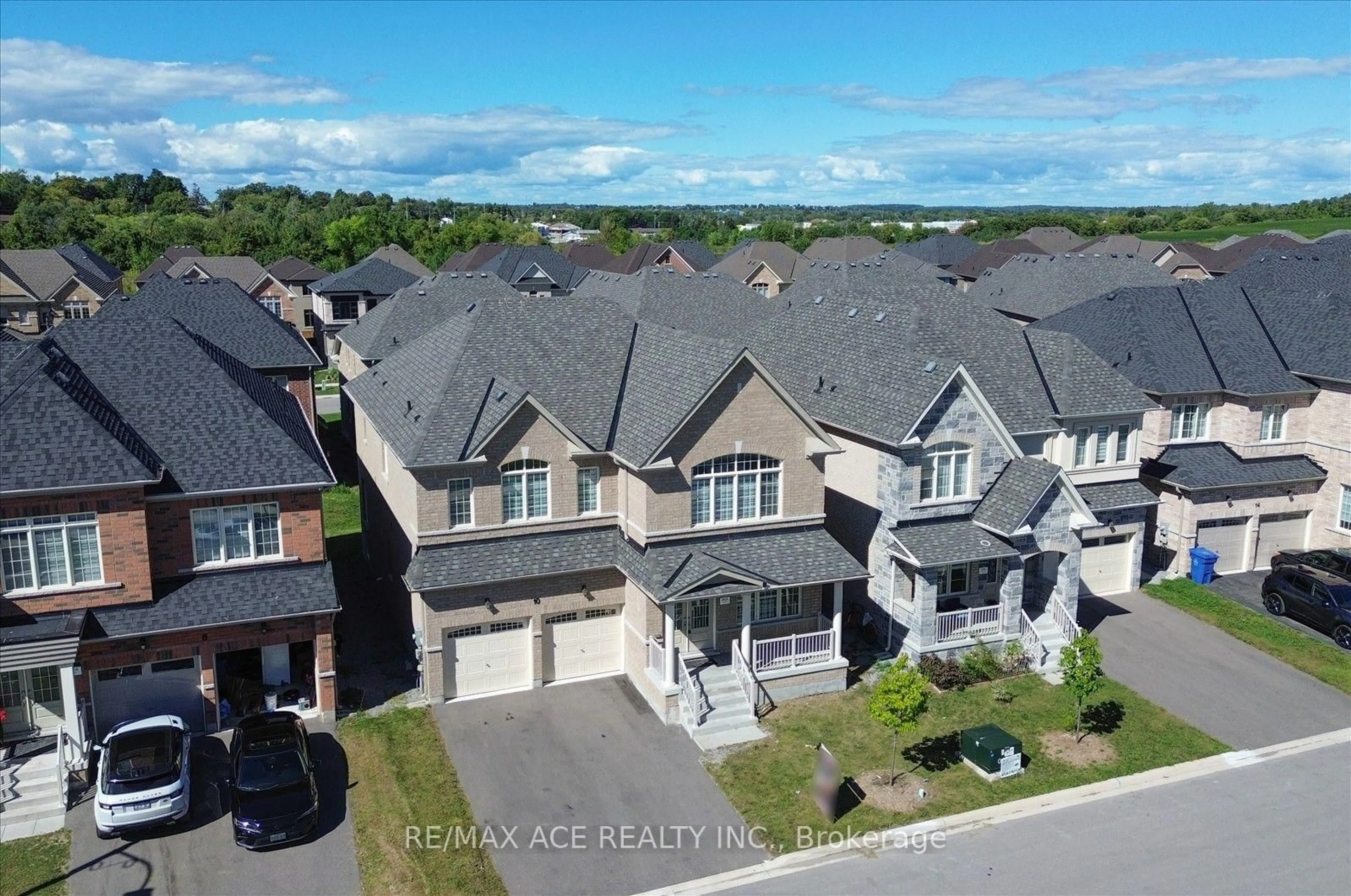 A pic from outside/outdoor area/front of a property/back of a property/a pic from drone, street for 10 Hitching Post Rd, Georgina Ontario L4P 2E7
