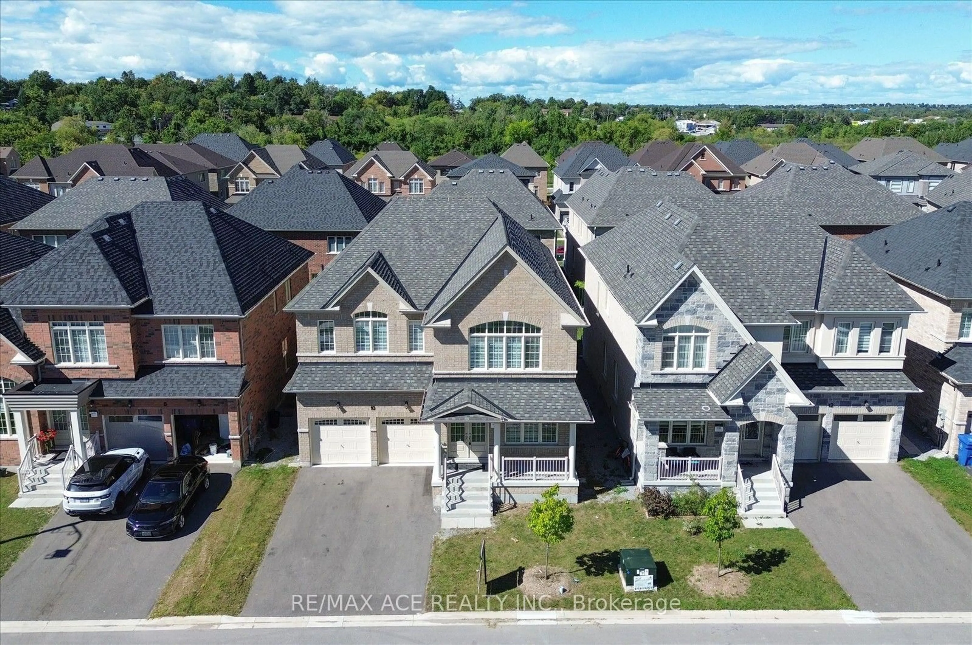 A pic from outside/outdoor area/front of a property/back of a property/a pic from drone, street for 10 Hitching Post Rd, Georgina Ontario L4P 2E7