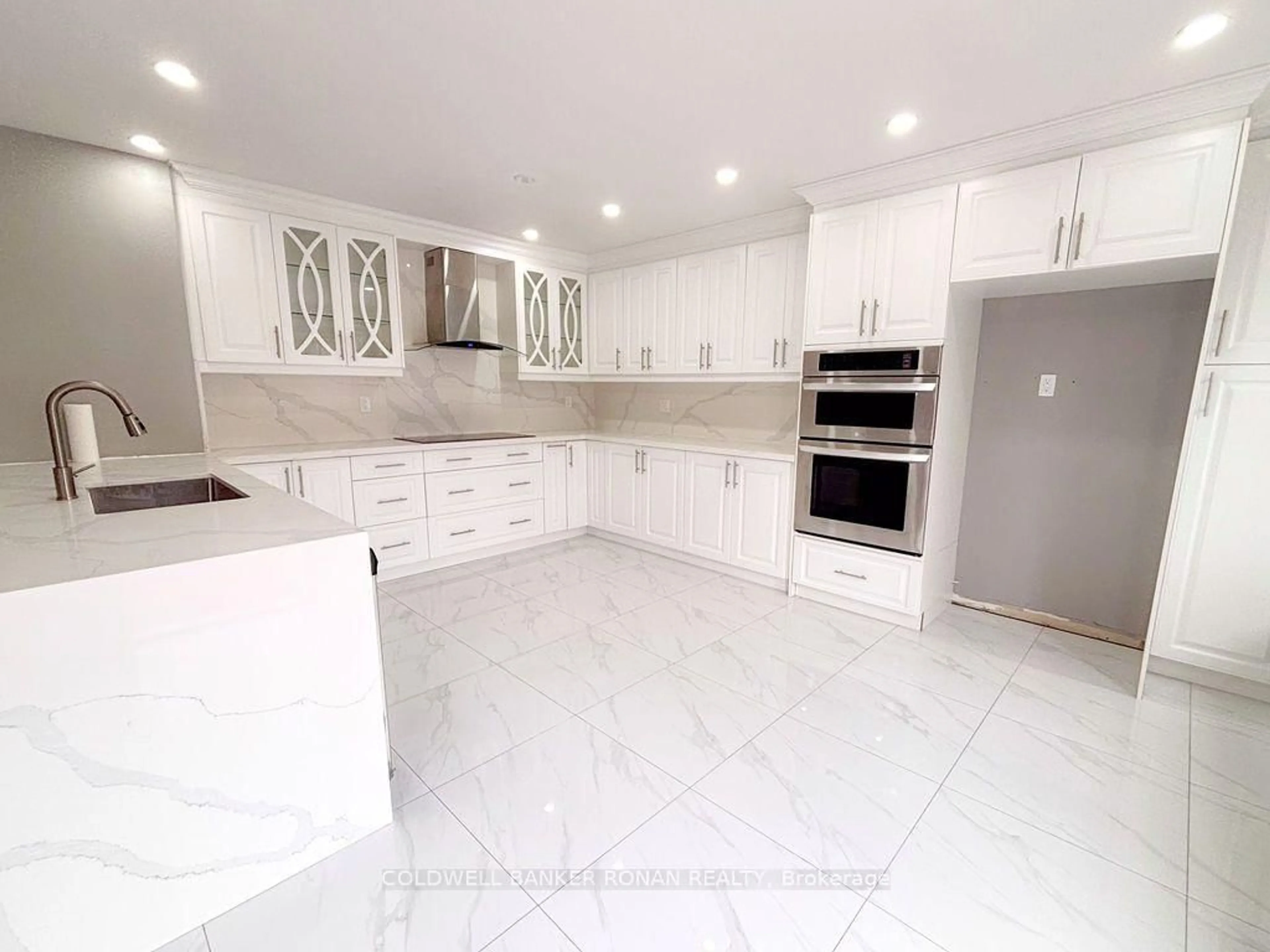Open concept kitchen, ceramic/tile floor for 7 Kidd Cres, New Tecumseth Ontario L9R 0E1