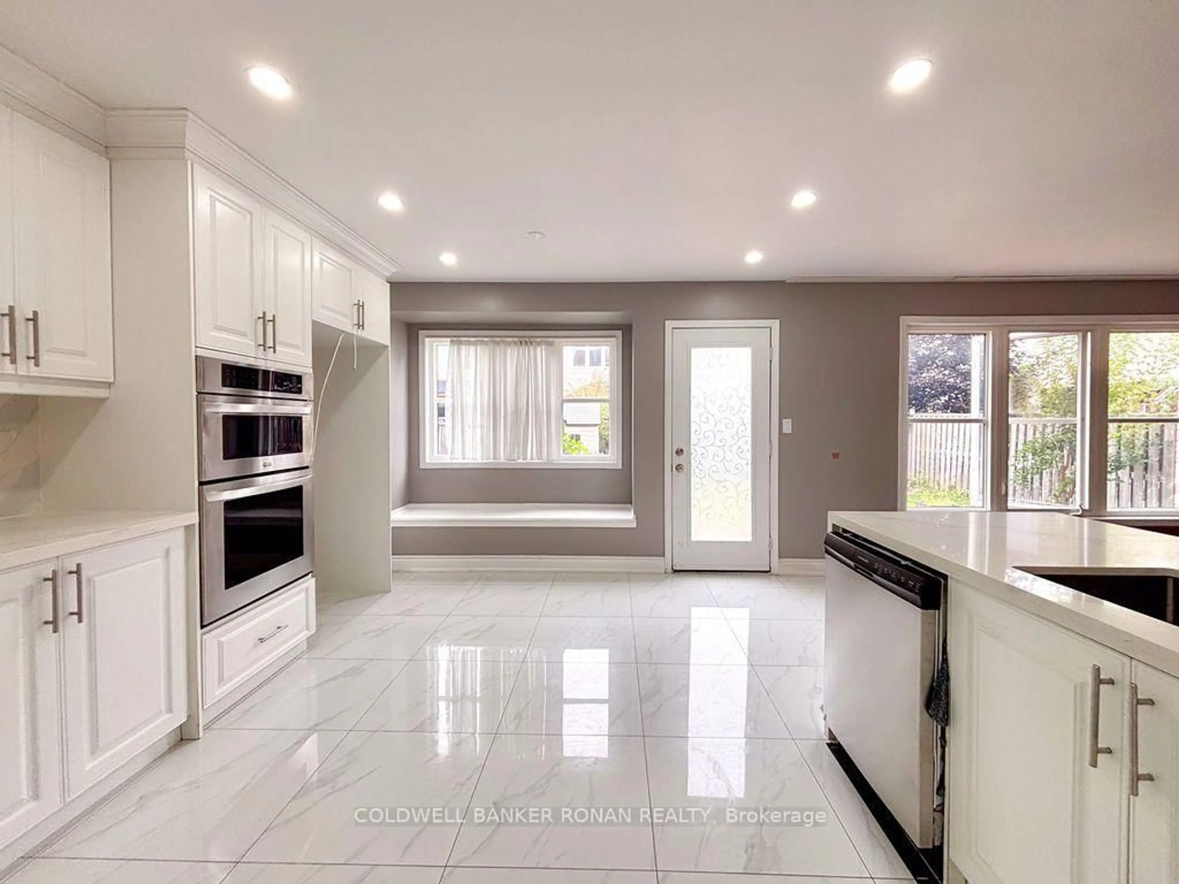 Open concept kitchen, ceramic/tile floor for 7 Kidd Cres, New Tecumseth Ontario L9R 0E1