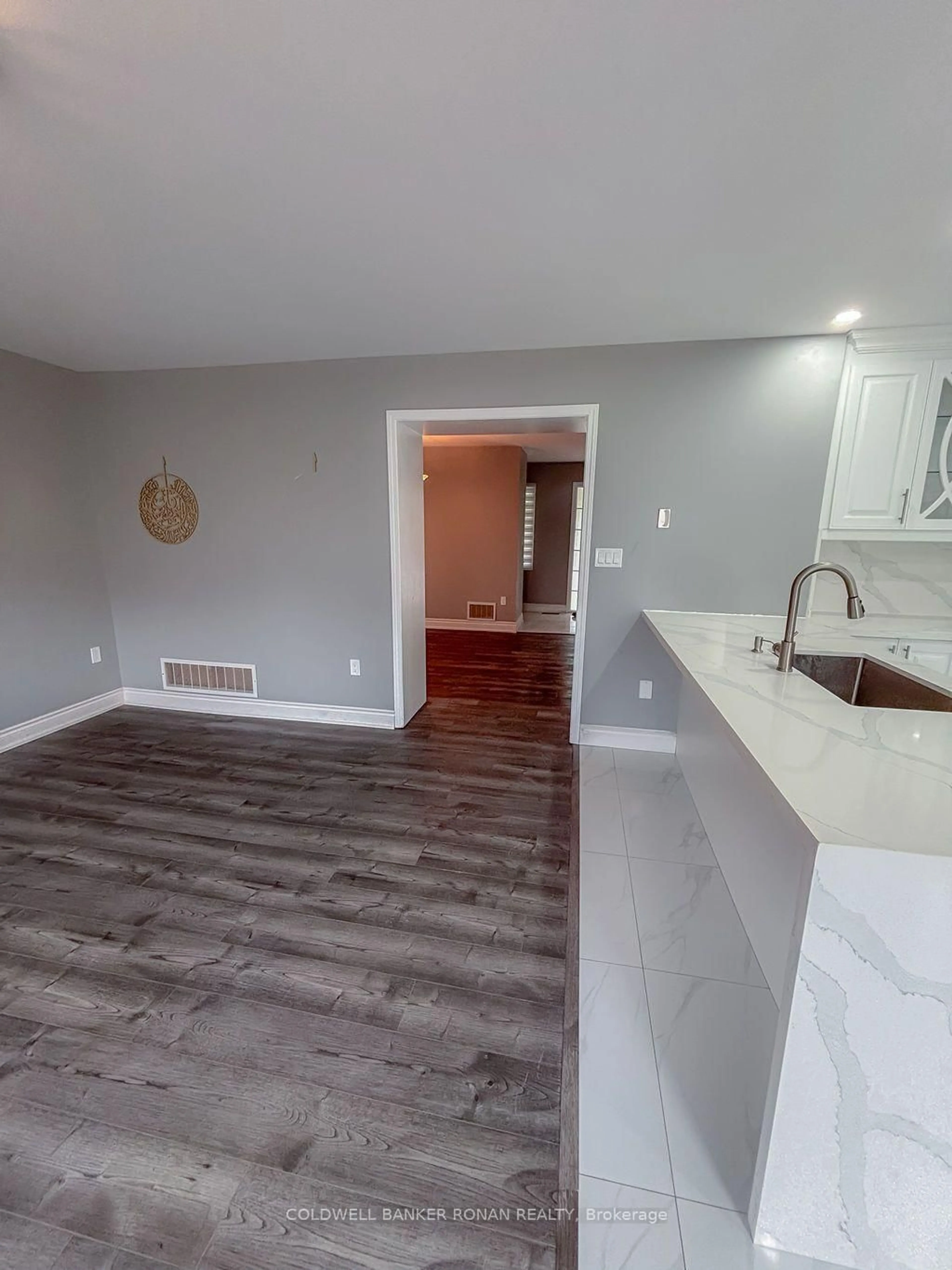 A pic of a room for 7 Kidd Cres, New Tecumseth Ontario L9R 0E1