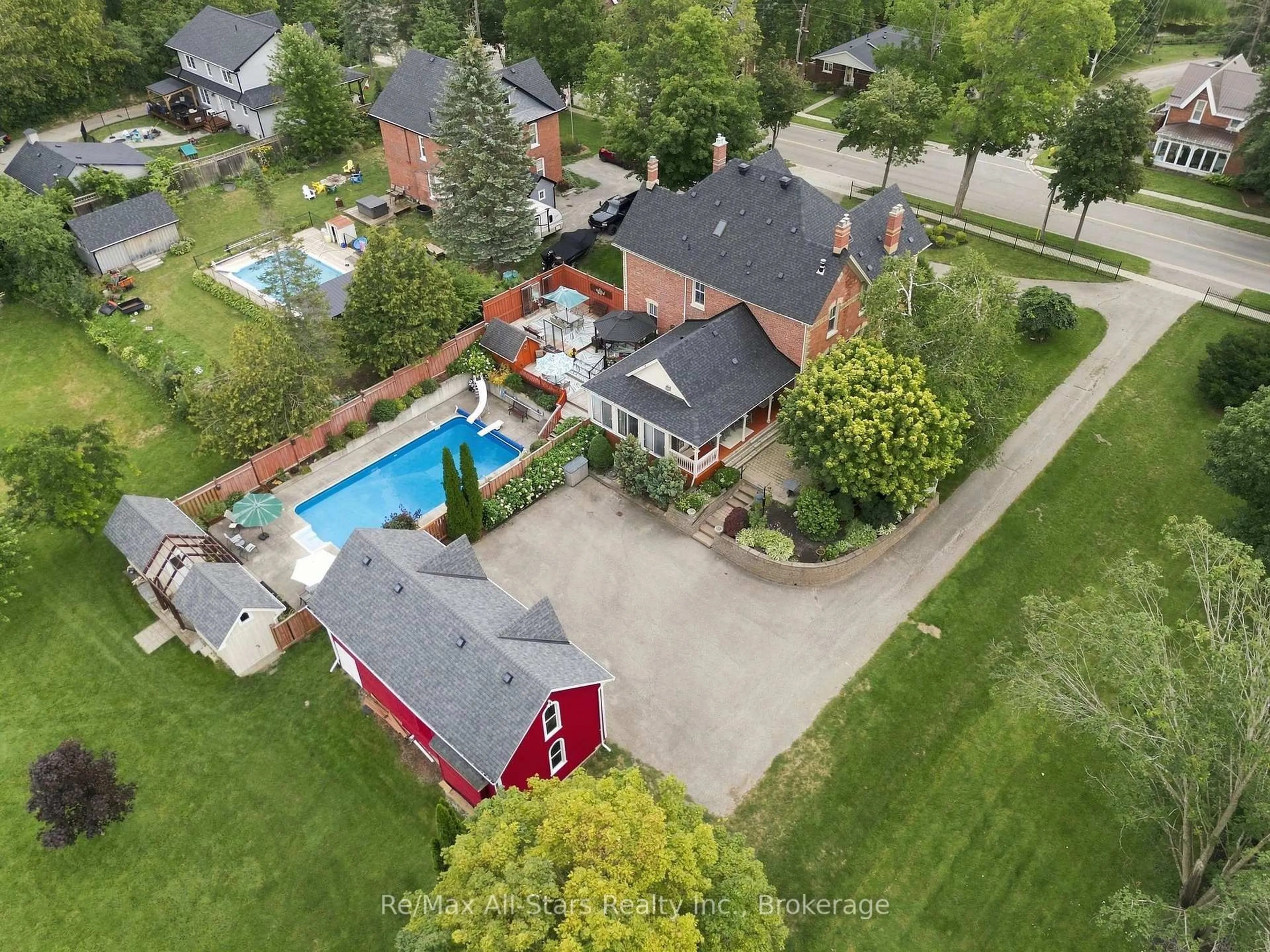A pic from outside/outdoor area/front of a property/back of a property/a pic from drone, street for 122 Cameron St, Brock Ontario L0E 1E0