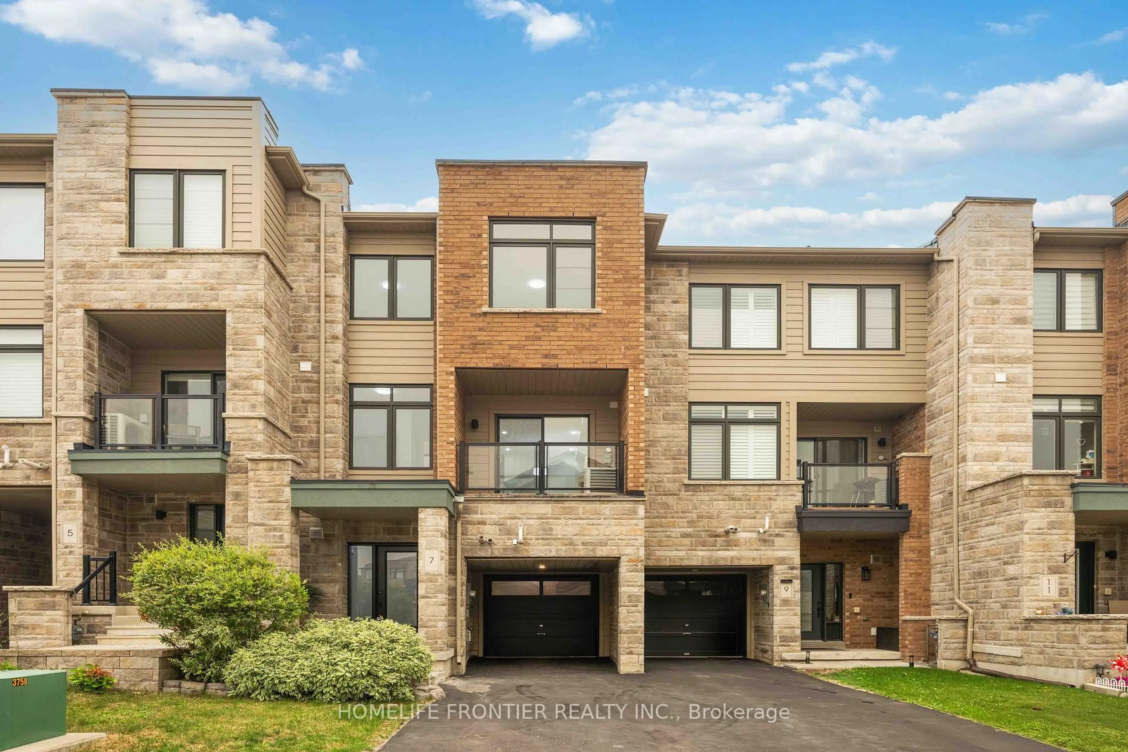 Home with brick exterior material, street for 7 Vantage Loop, Newmarket Ontario L3X 0K6