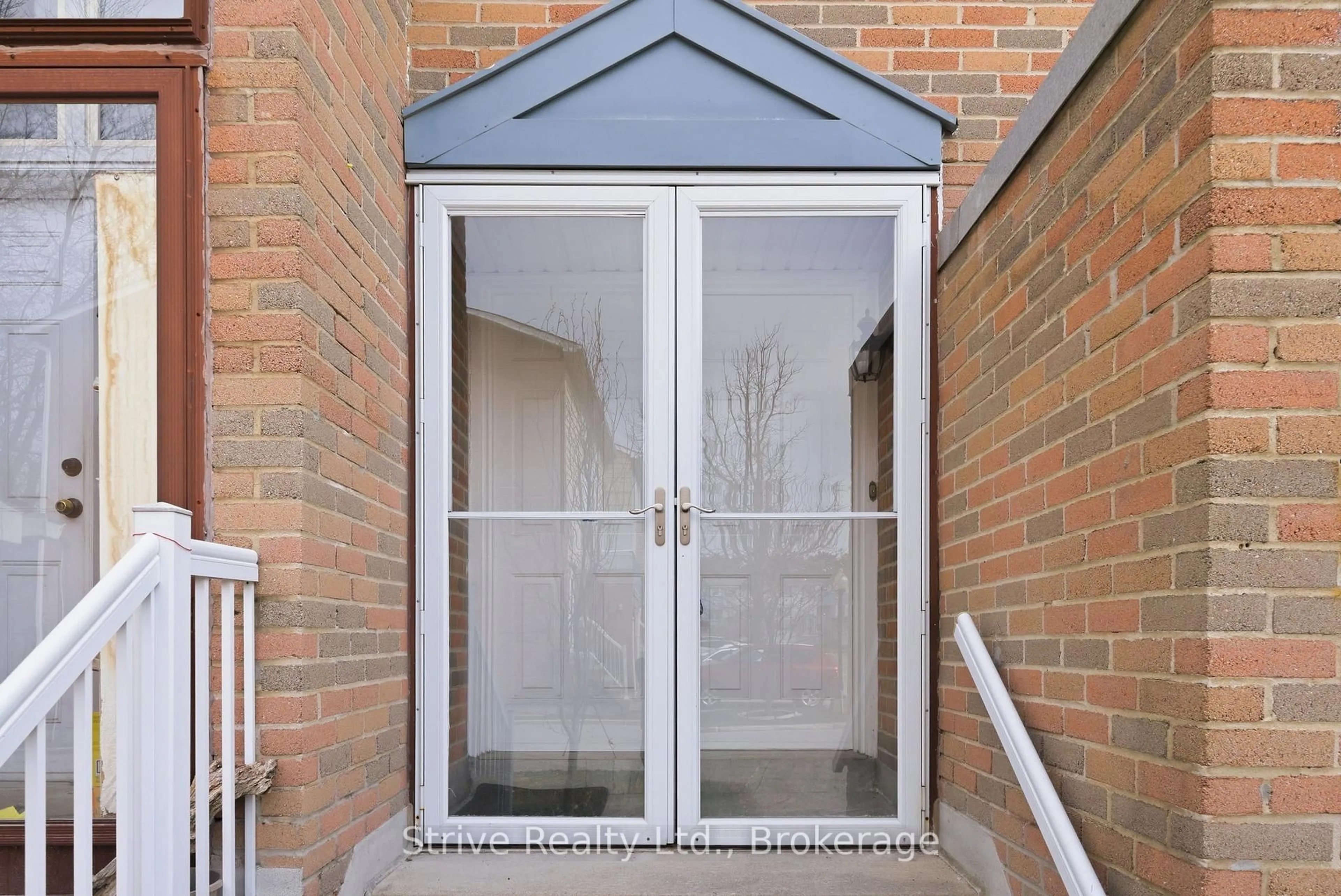 Indoor entryway for 1718 John St #33, Markham Ontario L3T 1Y9