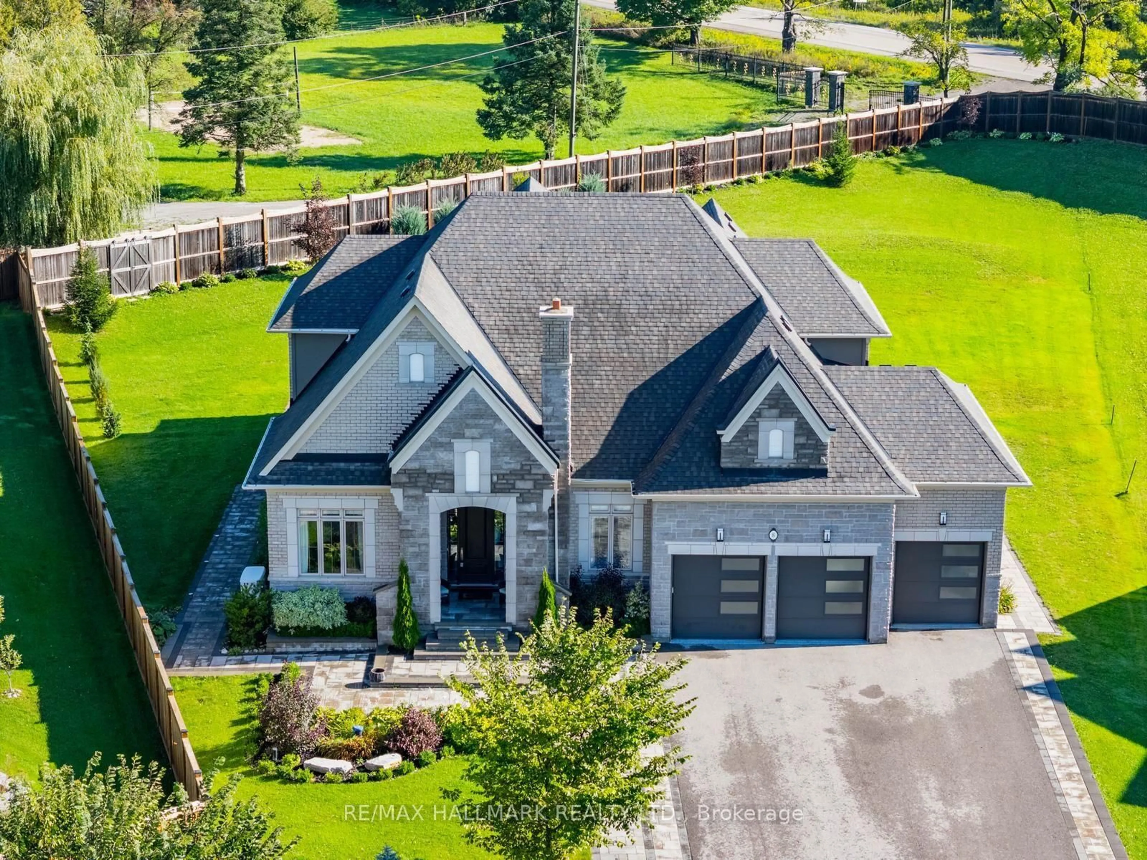 A pic from outside/outdoor area/front of a property/back of a property/a pic from drone, street for 8 Kingstree Crt, Whitchurch-Stouffville Ontario L4A 0G9