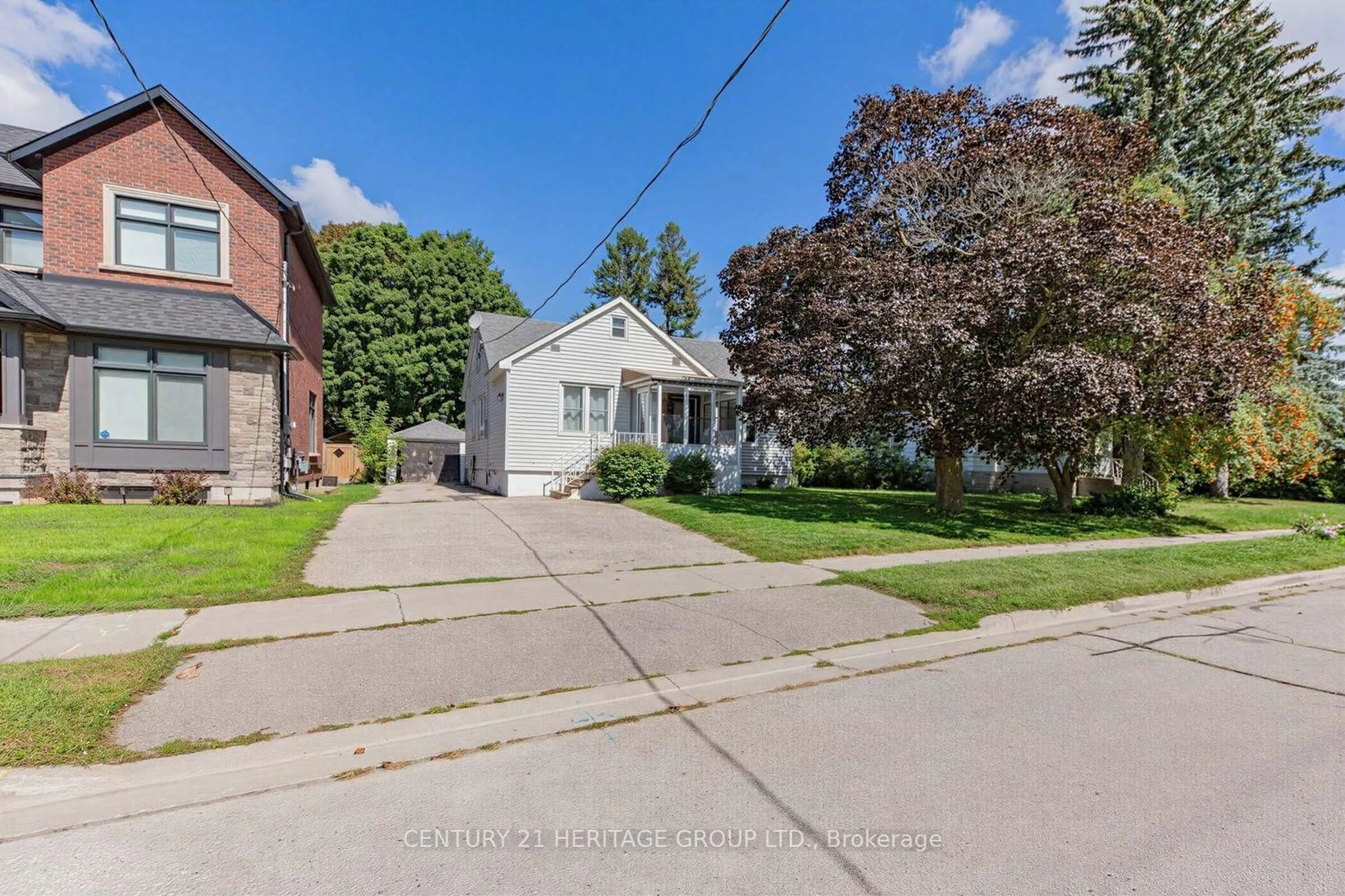 A pic from outside/outdoor area/front of a property/back of a property/a pic from drone, street for 92 Kennedy St, Aurora Ontario L4G 1C4
