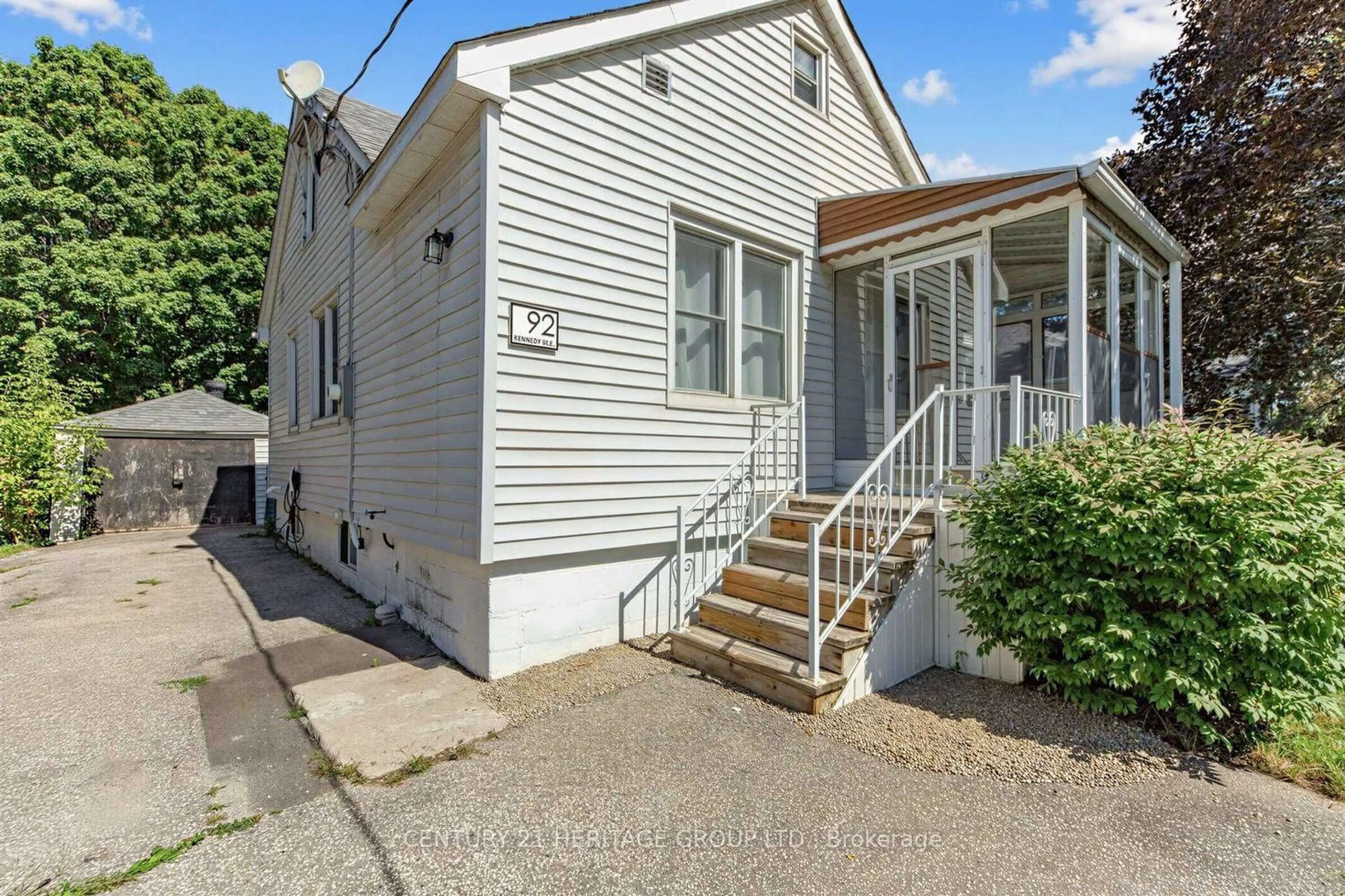 Unknown for 92 Kennedy St, Aurora Ontario L4G 1C4