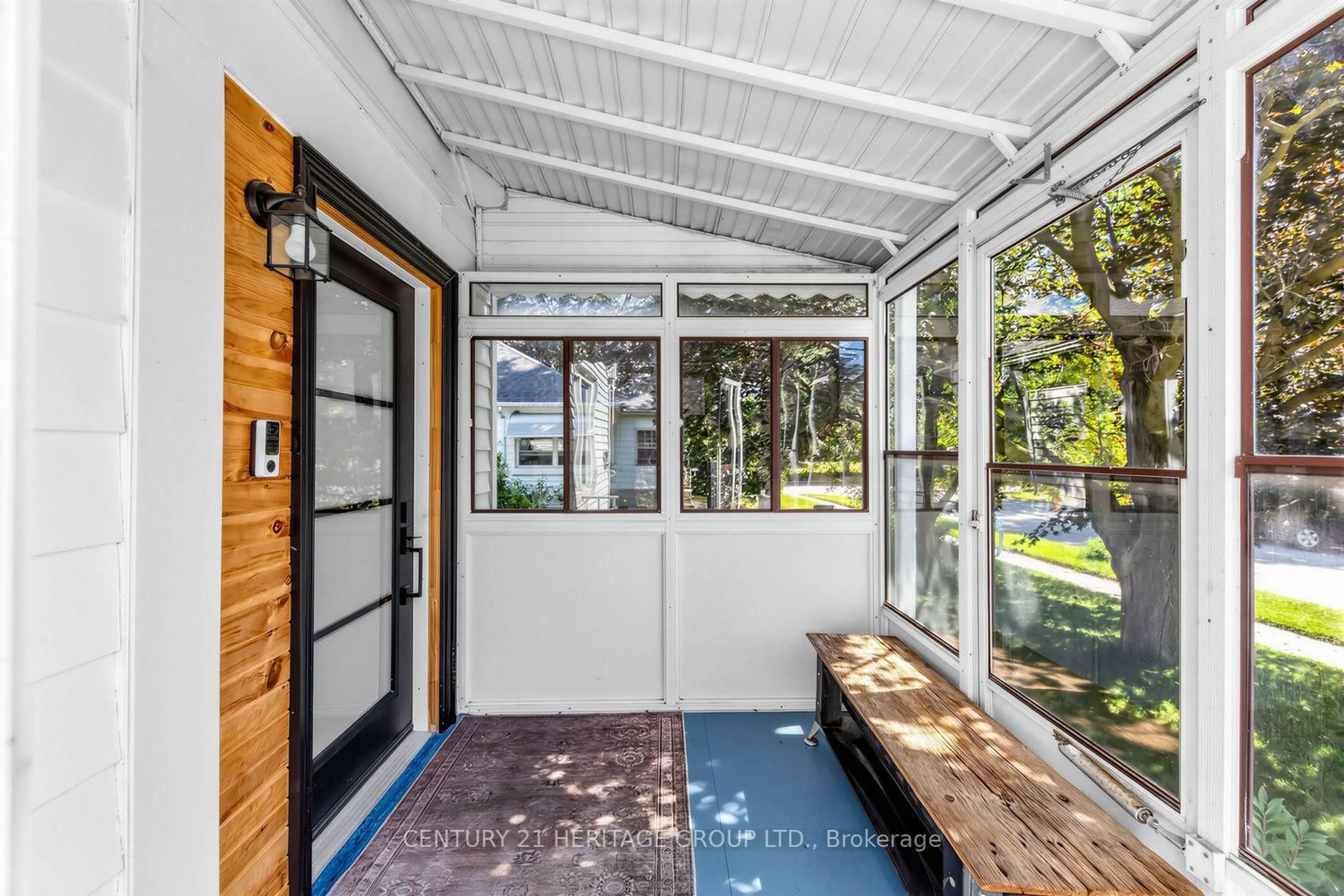 Indoor entryway for 92 Kennedy St, Aurora Ontario L4G 1C4