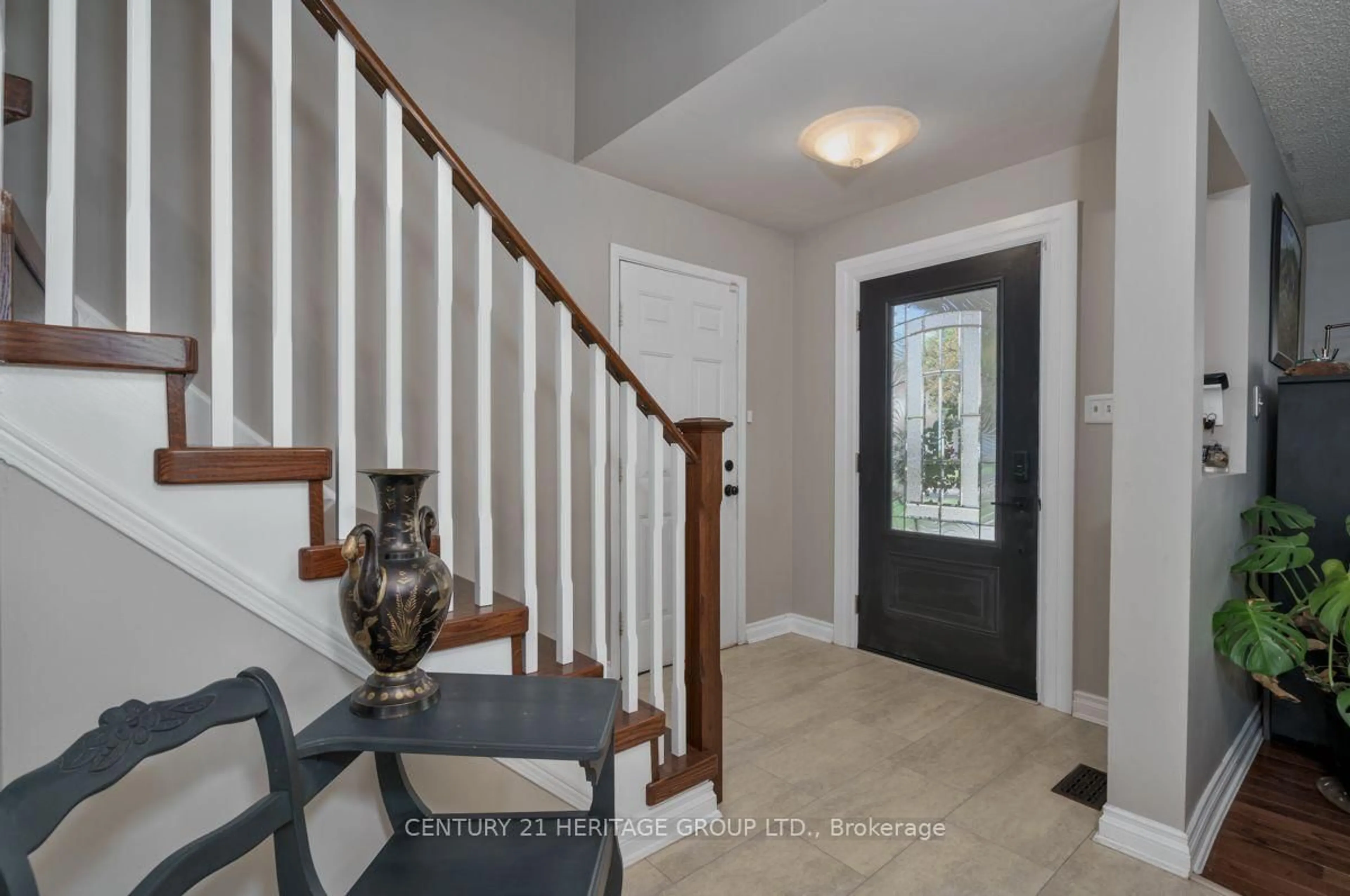 Indoor entryway for 1919 Applewood Ave, Innisfil Ontario L9S 1W2