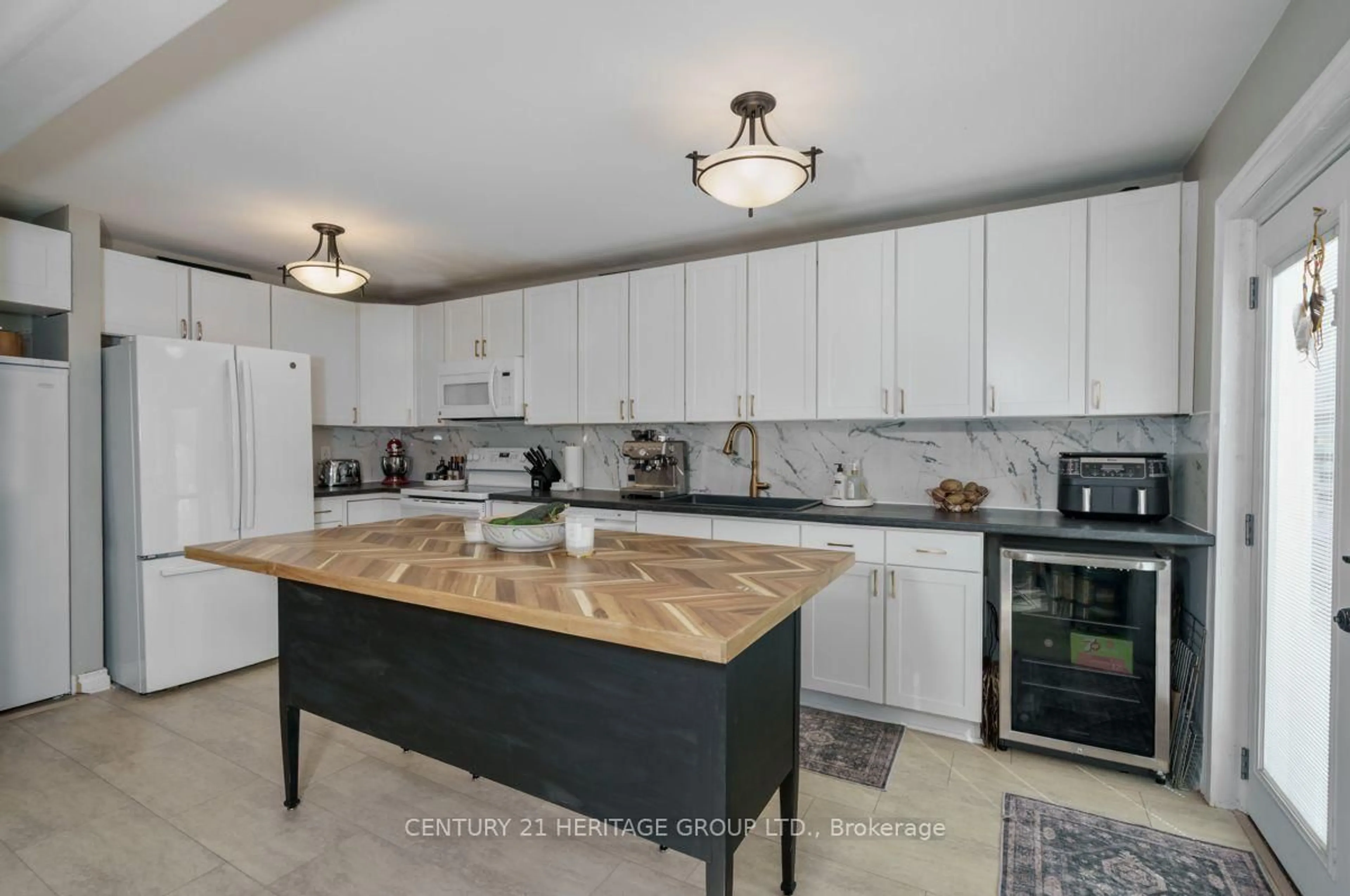 Open concept kitchen, ceramic/tile floor for 1919 Applewood Ave, Innisfil Ontario L9S 1W2