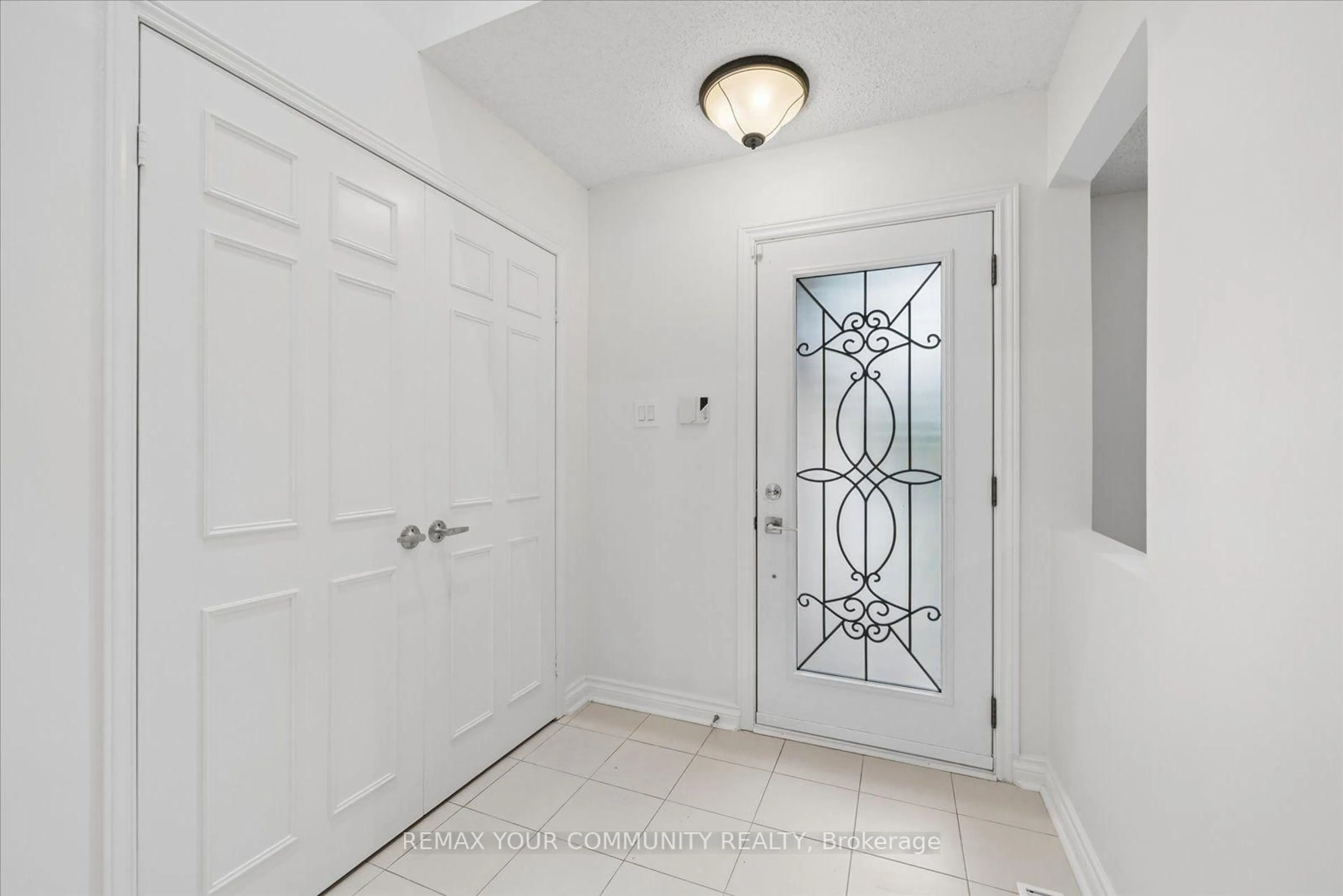 Indoor entryway for 102 Edmund Seager Dr, Vaughan Ontario L4J 4S8
