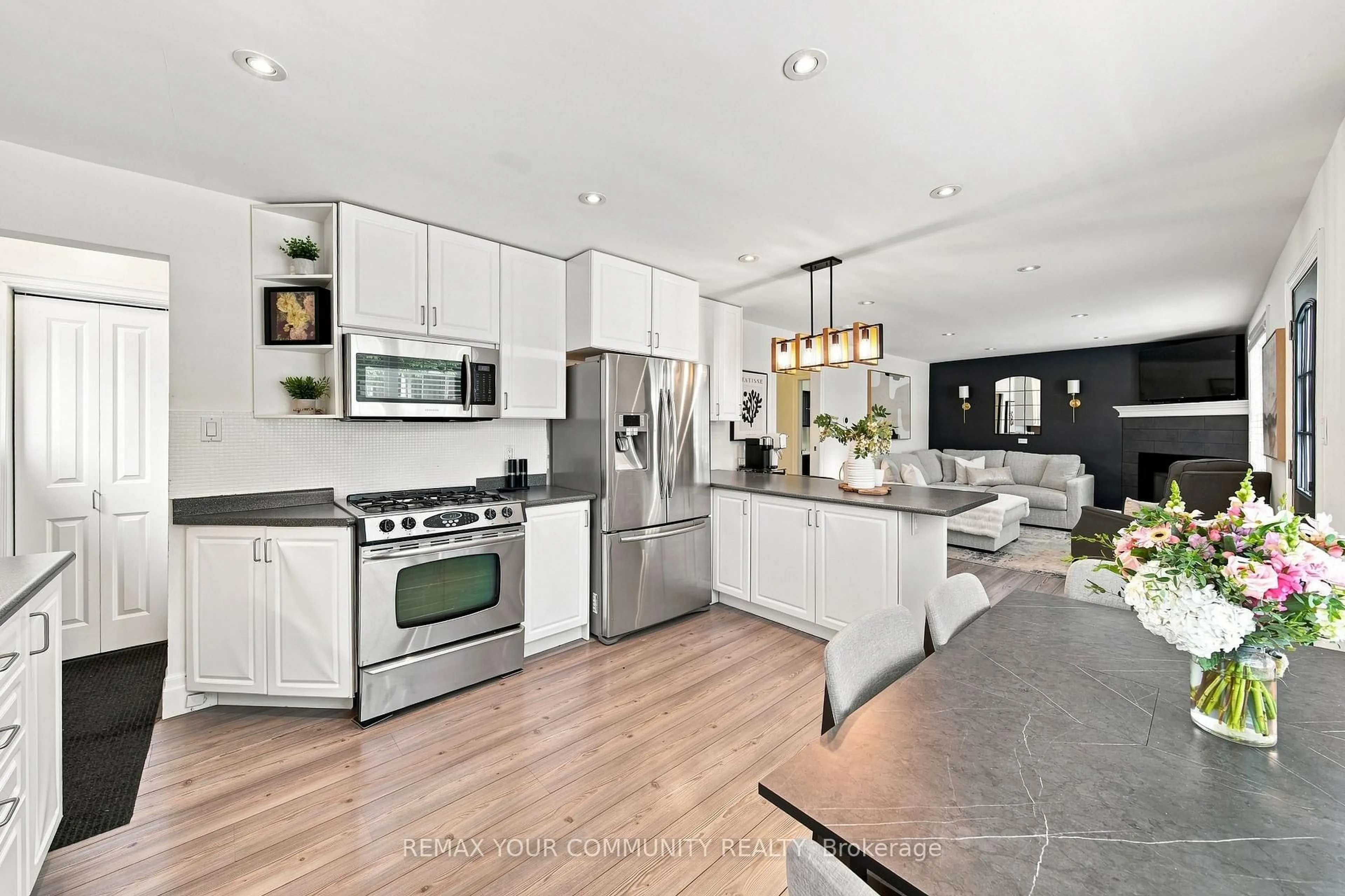 Open concept kitchen, ceramic/tile floor for 422 Queen St, Newmarket Ontario L3Y 2H2