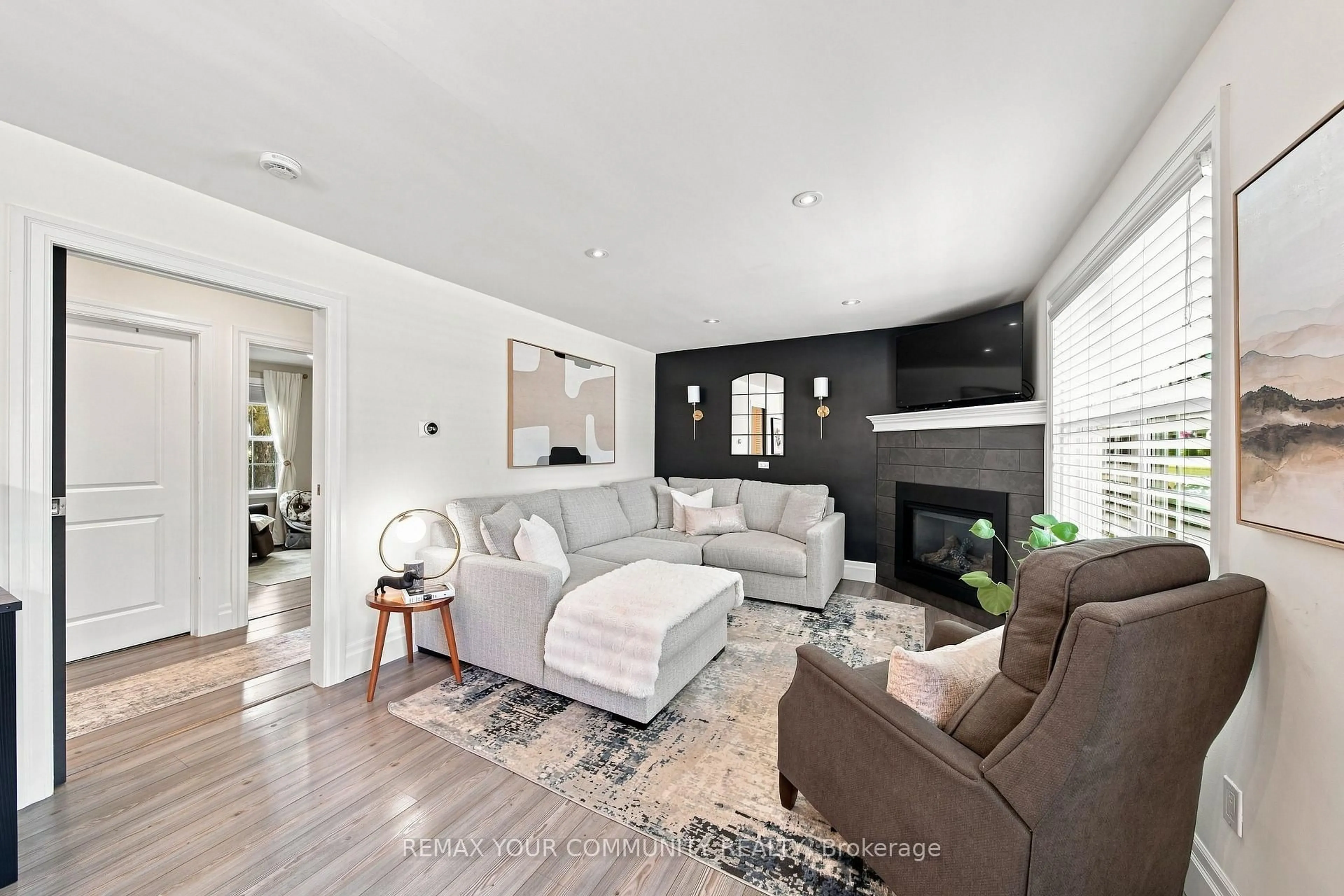 Living room with furniture, unknown for 422 Queen St, Newmarket Ontario L3Y 2H2